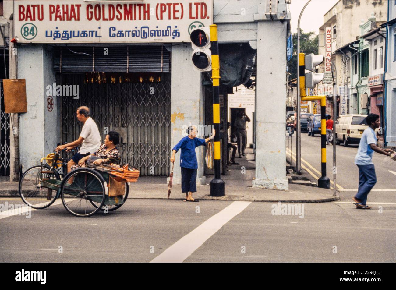 Leute passieren Batu Pahat Goldsmith Pte Ltd, ein chinesisches Goldschmiedeunternehmen an der Straßenecke in Little India in Singapur, Asien. Archivfoto aus dem Jahr 1991 Stockfoto