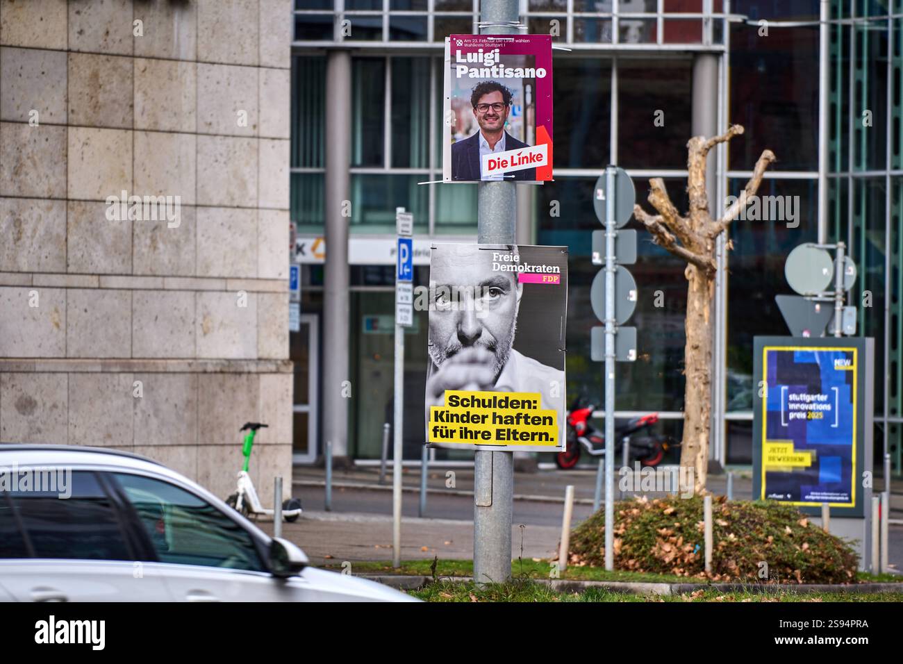 Stuttgart, Baden-Württemberg, Deutschland - 23. Januar 2025: Wahlplakat der FDP bei der Bundestagswahl 2025 in Stuttgart. Schulden: Kinder sind für ihre Eltern haftbar - FDP. Mit diesem Poster prangert die FDP die hohe Verschuldung und ihre Auswirkungen auf künftige Generationen an. *** Wahlplakat in Stuttgart der Partei FDP zur Bundestagswahl 2025. Kinder haften für ihre Eltern Freie Demokraten FDP. Die FDP prangert mit diesem Plakat die hohe Verschuldung und ihre Auswirkungen auf kommende Generationen an. Stockfoto