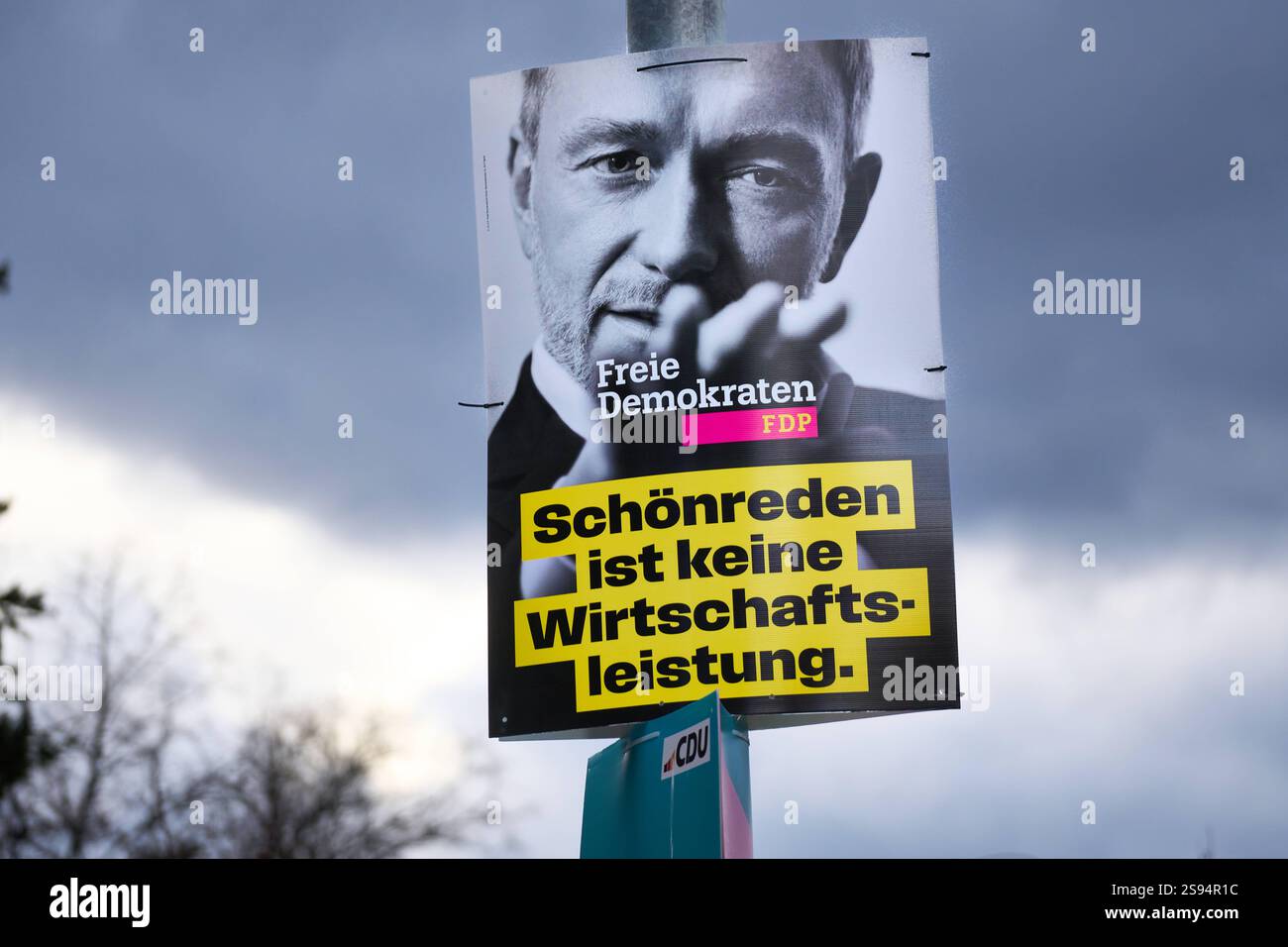 Stuttgart, Baden-Württemberg, Deutschland - 23. Januar 2025: Wahlplakat der FDP bei den Bundestagswahlen 2025 in Stuttgart. FDP-Poster mit dem Slogan Schönreden ist keine Wirtschaftsleistung hebt sich dramatisch vor dem dunklen Himmel hervor – klare Botschaft mit intensiver visueller Wirkung. *** Wahlplakat in Stuttgart der Partei FDP zur Bundestagswahl 2025. FDP-Plakat mit dem Slogan Schönreden ist keine Wirtschaftsleistung hebt sich dramatisch vor dem dunklen Himmel ab klare Botschaft mit intensiver visueller Wirkung. Stockfoto