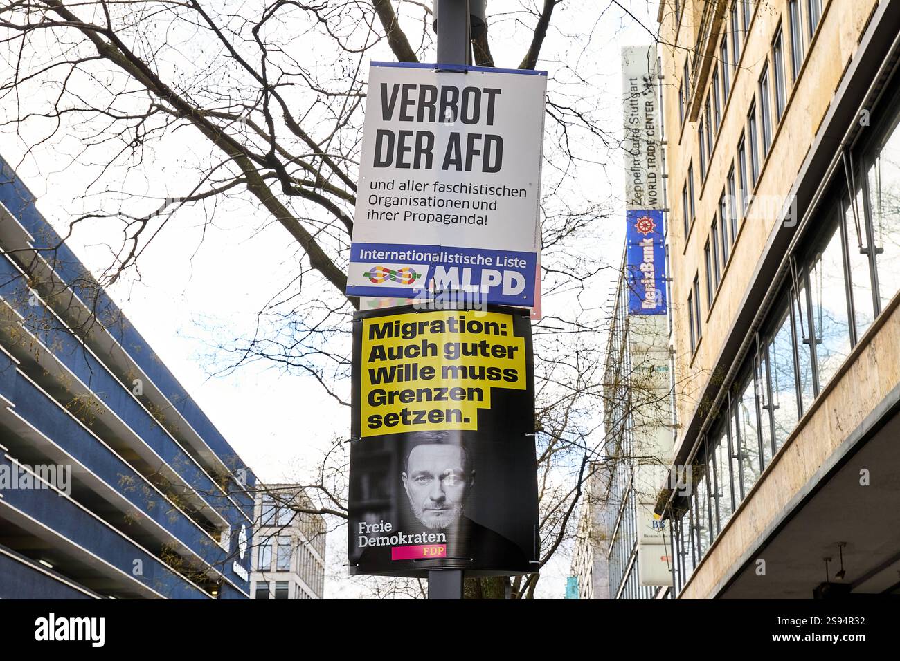 Stuttgart, Baden-Württemberg, Deutschland - 23. Januar 2025: Wahlplakat der FDP bei den Bundestagswahlen 2025 in Stuttgart. Die Plakate zeigen unterschiedliche politische Botschaften: Oben fordert die MLPD ein Verbot der AfD und aller faschistischen Organisationen. Unten setzt sich die FDP mit Christian Lindner für eine Begrenzung der Migration unter dem Motto ein: Guter Wille muss auch Grenzen setzen. Der Kontrast veranschaulicht die Spannungen zwischen verschiedenen politischen Perspektiven in der Öffentlichkeit. *** Wahlplakat in Stuttgart der Partei FDP zur Bundestagswahl 2025. Die Plakate zeigen unterschiedliche politische Botscha Stockfoto