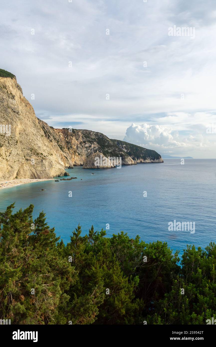 Malerische Küste von Lefkada mit türkisfarbenem Wasser, Griechenland Stockfoto