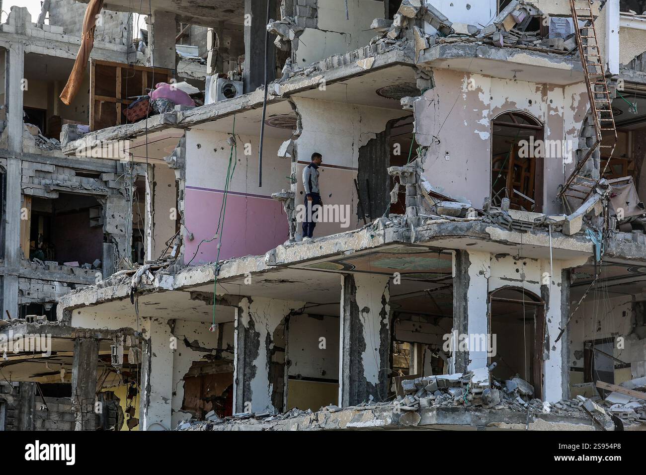 Rafah, Palästina. Januar 2025. 24. Januar 2025, Palästinensische Gebiete, Rafah: Ein Palästinenser inspiziert ein zerstörtes Haus im Gebiet Shaboura im Zentrum der Stadt Rafah, Tage nach Inkrafttreten des Waffenstillstandsabkommens zwischen Israel und Hamas. Foto: Abed Rahim Khatib/dpa Credit: dpa Picture Alliance/Alamy Live News Stockfoto