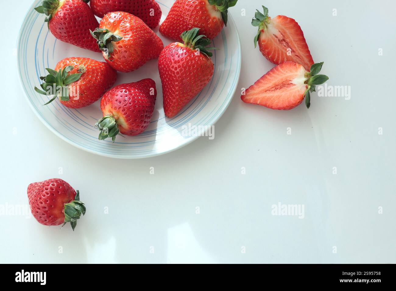 Gruppe von geschnittenen Erdbeeren aus dem Garten zu Hause auf Teller. Sonnentag. Umweltfreundliches reines Naturprodukt. Stockfoto