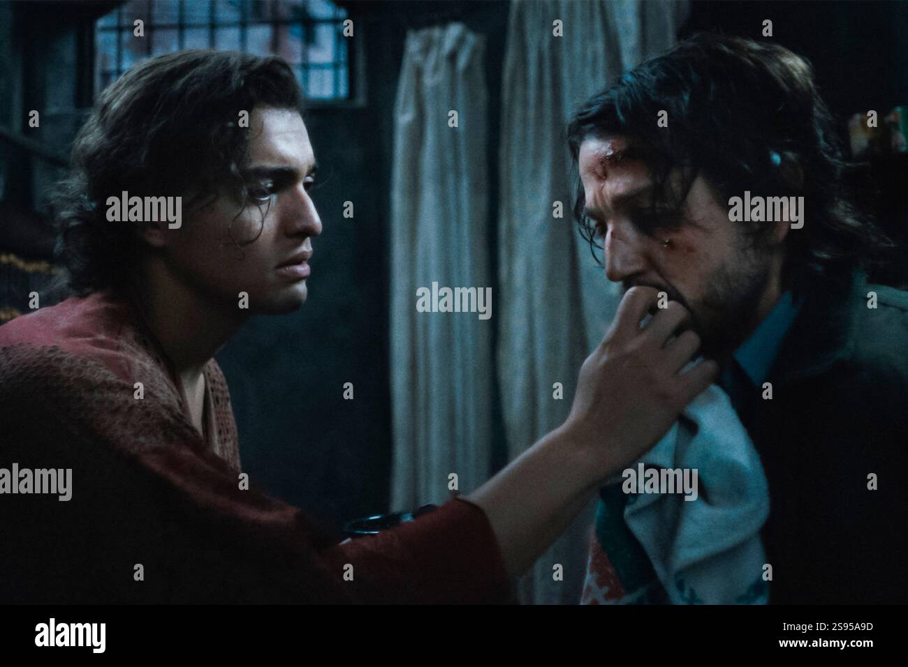 Kiss of the Spider Woman (2025) unter der Regie von Bill Condon mit Diego Luna und Tonatiuh in 1981 Argentinien, ein schwuler Friseur und ein politischer Gefangener, bilden eine unwahrscheinliche Verbindung in ihrer gemeinsamen Zelle, als man ihrer harten Realität entkommt, indem man Hollywood-Musicals mit einer glamourösen Sirene erzählt. Werbung NUR REDAKTIONELLE VERWENDUNG. Kredit: BFA / mit freundlicher Genehmigung des Sundance Institute Stockfoto