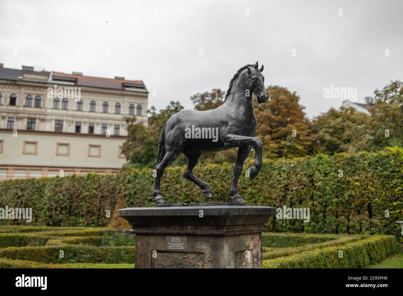 Prag, Tschechische Republik - 14. September 2022: Wunderschön gestalteter Wallenstein-Garten mit Kunststatue vor dem Wallenstein-Palast (Valdstejnska Stockfoto