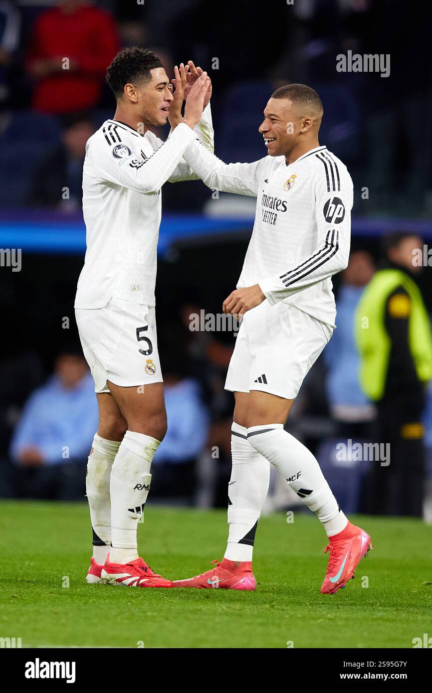 MADRID, SPANIEN - 22. JANUAR: Kylian Mbappe von Real Madrid feiert, nachdem er mit seinem Teamkollegen Jude Bellingham von Real Ma das dritte Tor seiner Mannschaft erzielt hat Stockfoto