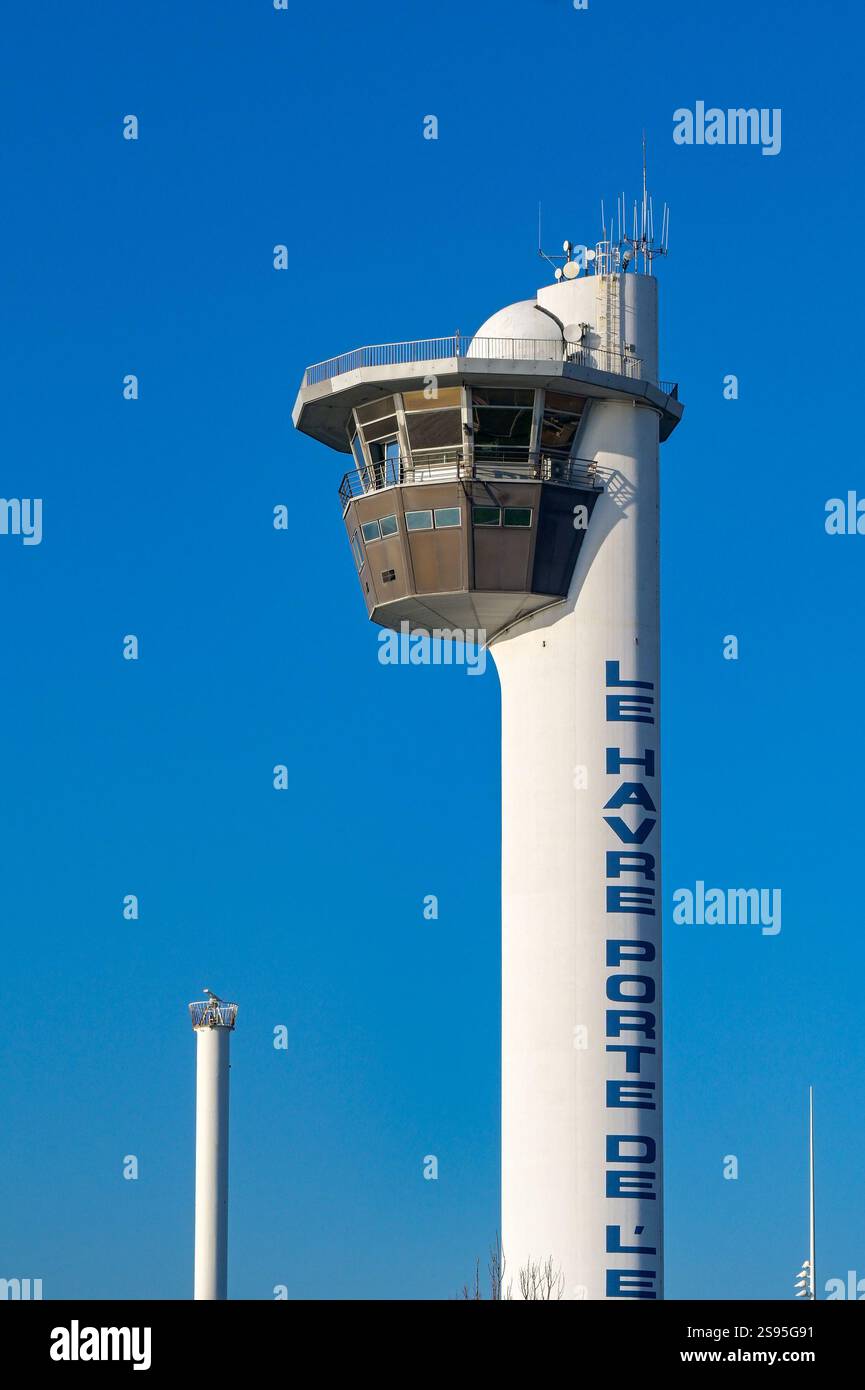 Le Havre, Frankreich, Europa - 16. Januar 2025: Schifffahrtskontrollturm für den Hafen von Le Havre vor klarem blauem Himmel isoliert Stockfoto