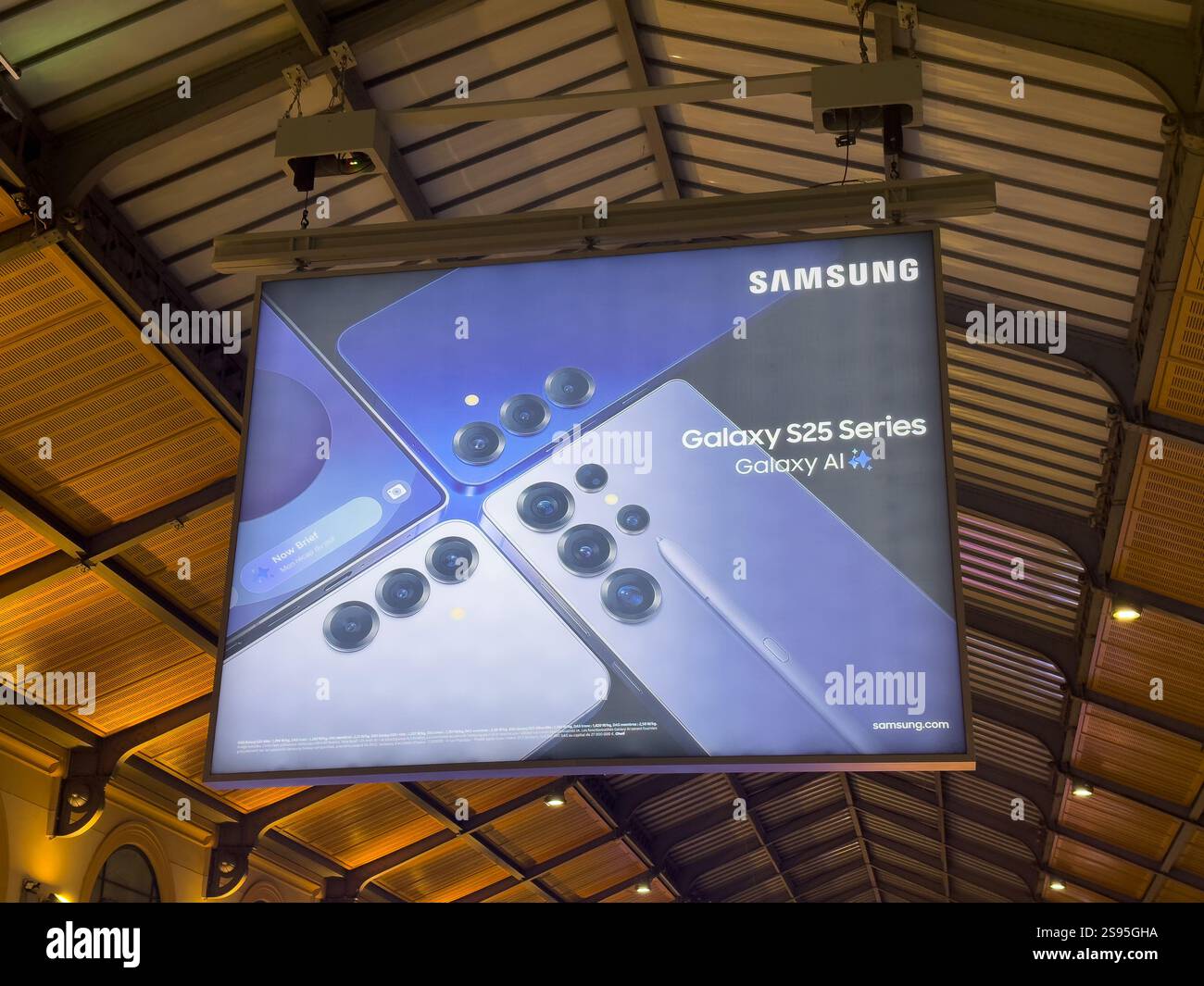 High-Tech-Werbung zeigt innovatives Smartphone-Design in stark frequentierten Stationen Stockfoto