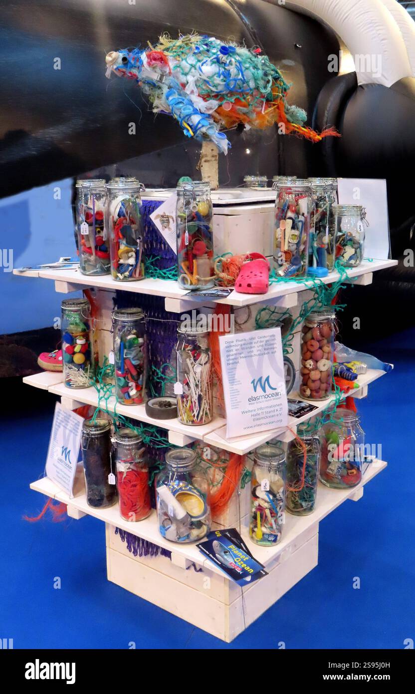 ...Gesammelt aus allen Meeren und großen Fluessen dieser Welt...arrangiert zu diesem bizarren Kunstwerk des Artemvielfalttodes im Wasser durch Plastik in jeder Form...gesehen am Pressetag 21.1.2025 Boot Messe Düsseldorf 2025 Plastik und Geisternetze *** gesammelt aus allen Ozeanen und großen Flüssen der Welt in diesem bizarren Kunstwerk der Artenvielfalt Tod im Wasser durch Plastik in jeder Form gesehen am Pressetag 21 1 2025 Boot Messe Düsseldorf 2025 Plastik und Geisternetze Stockfoto