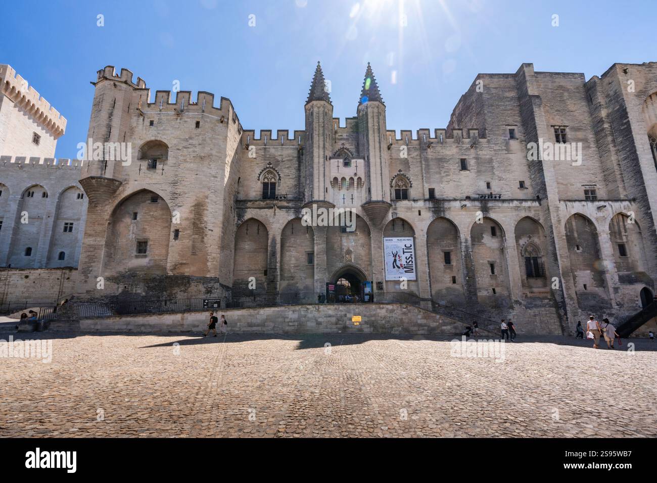 Gewaltiger Papstpalast in Avignon, Provence, Frankreich, Europa Stockfoto