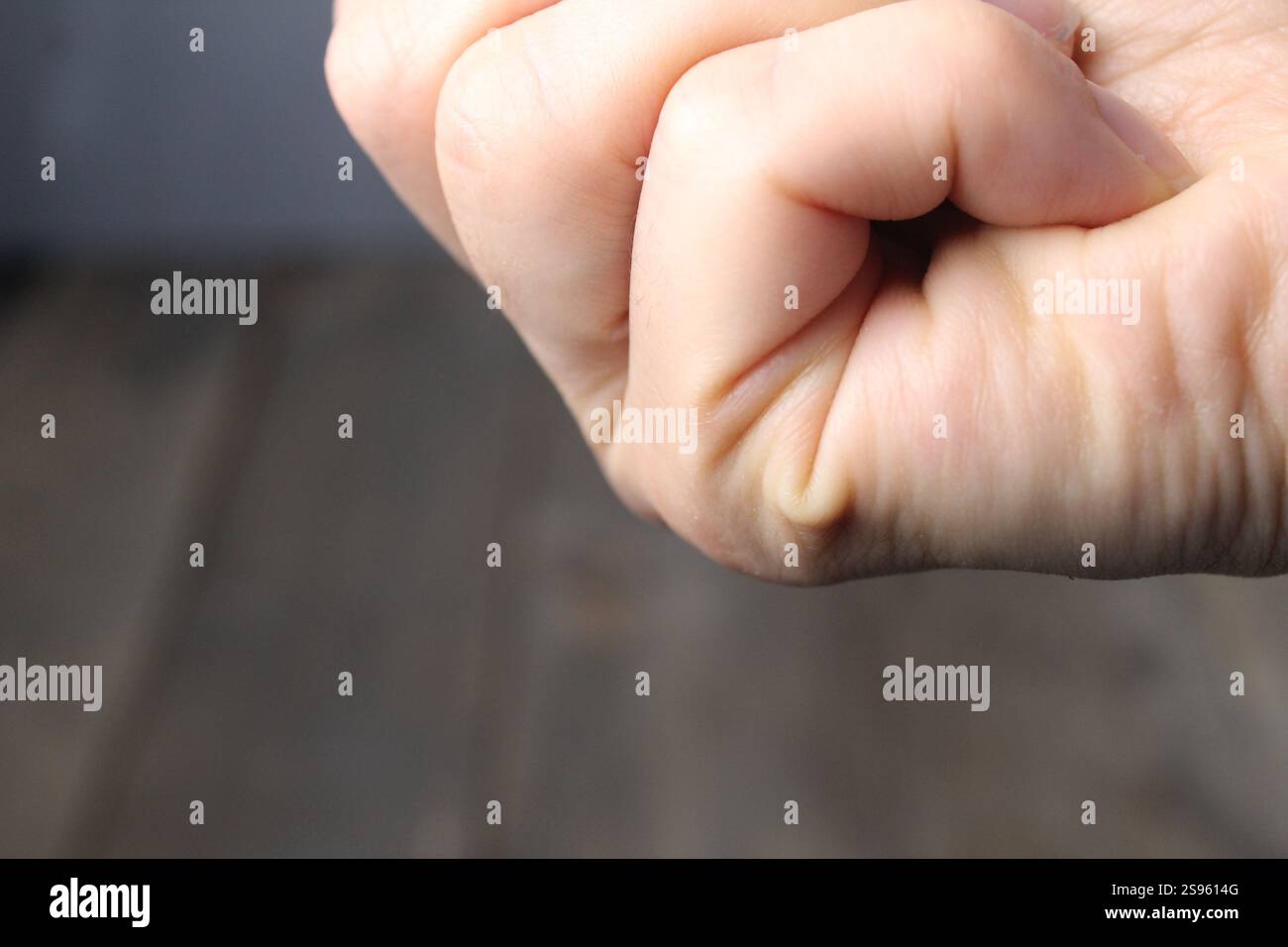 Beuge die Handflächen der Arme. Die Seite der Handfläche einer Frau. Wahrsagung an der Hand. Stockfoto
