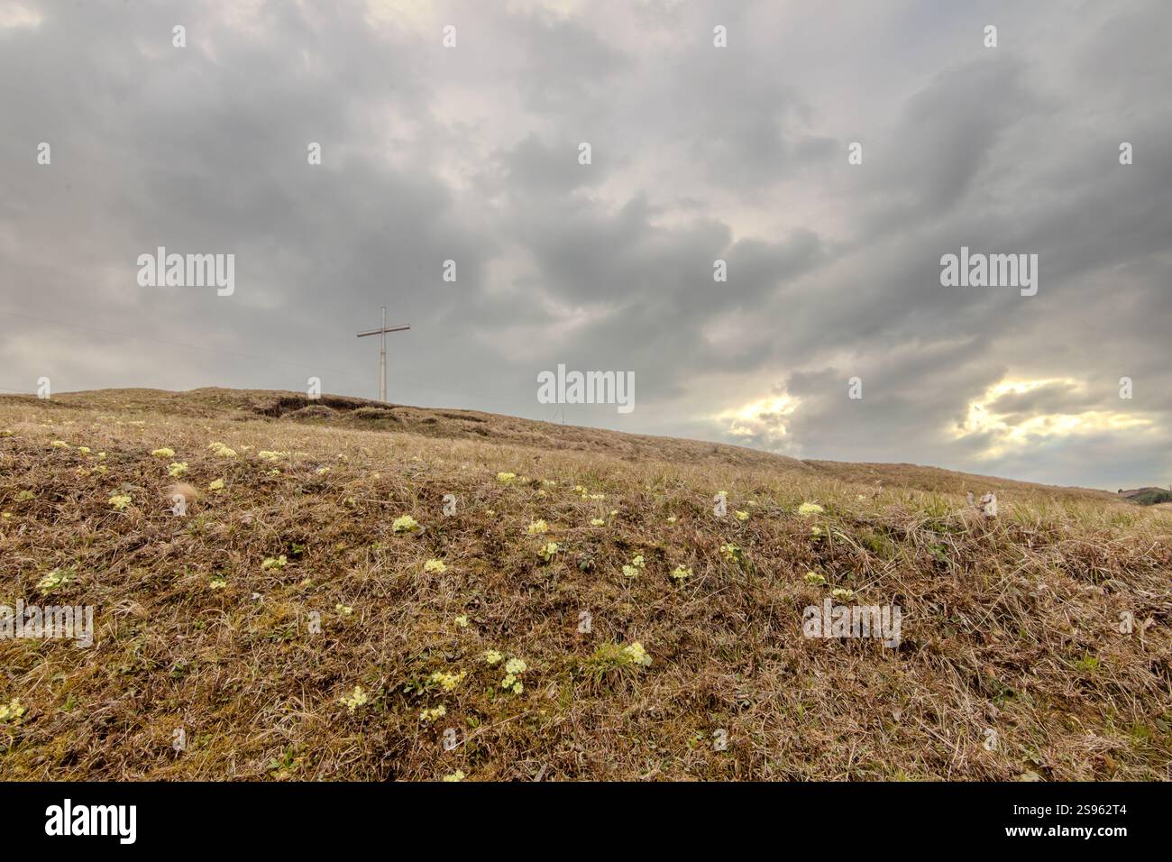Das Heimatkreuz wurde 1993 anstelle des alten Holzkreuzes errichtet, das von den Franziskanern Mitte des 19. Jahrhunderts errichtet worden war. Th Stockfoto