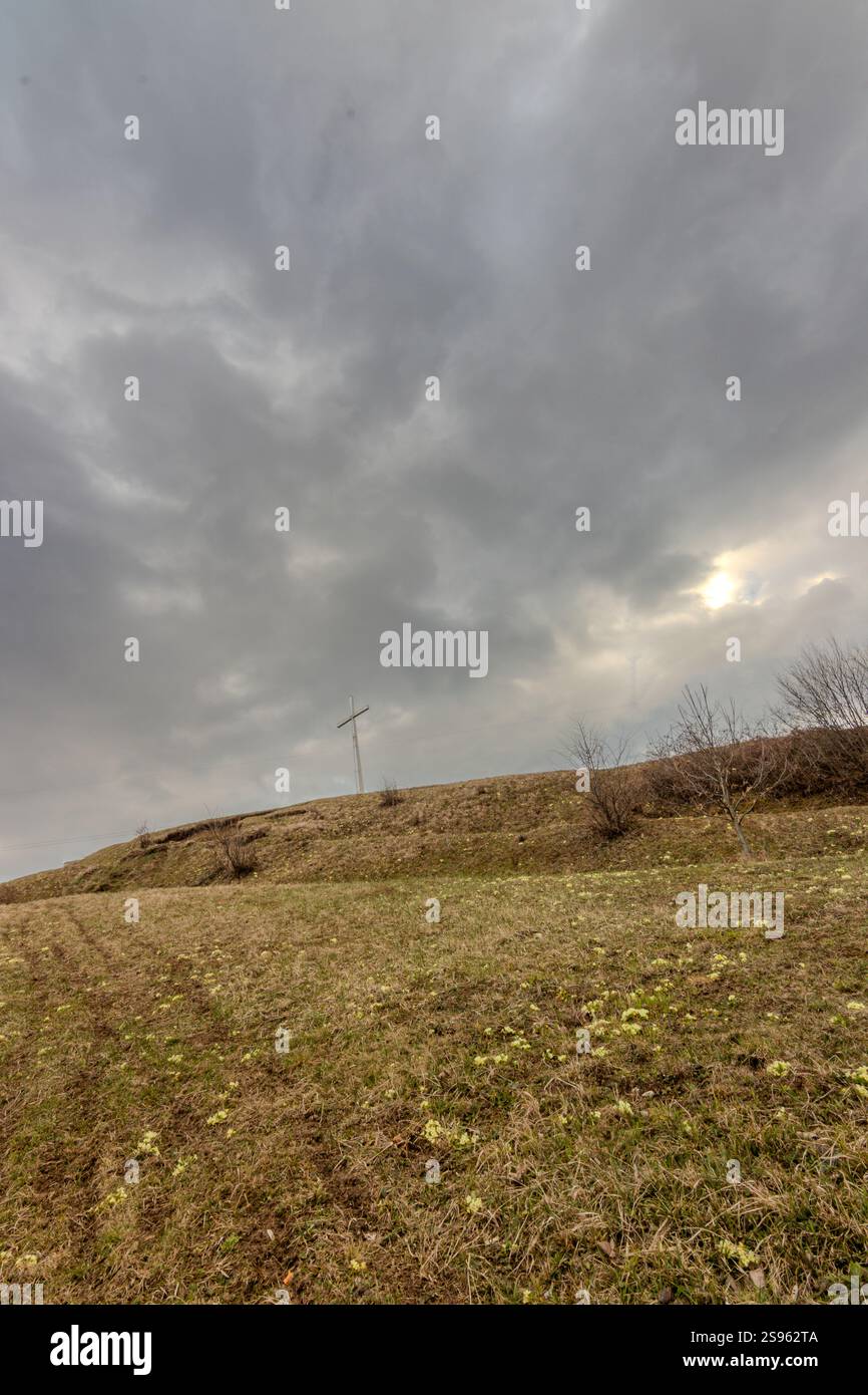 Das Heimatkreuz wurde 1993 anstelle des alten Holzkreuzes errichtet, das von den Franziskanern Mitte des 19. Jahrhunderts errichtet worden war. Th Stockfoto