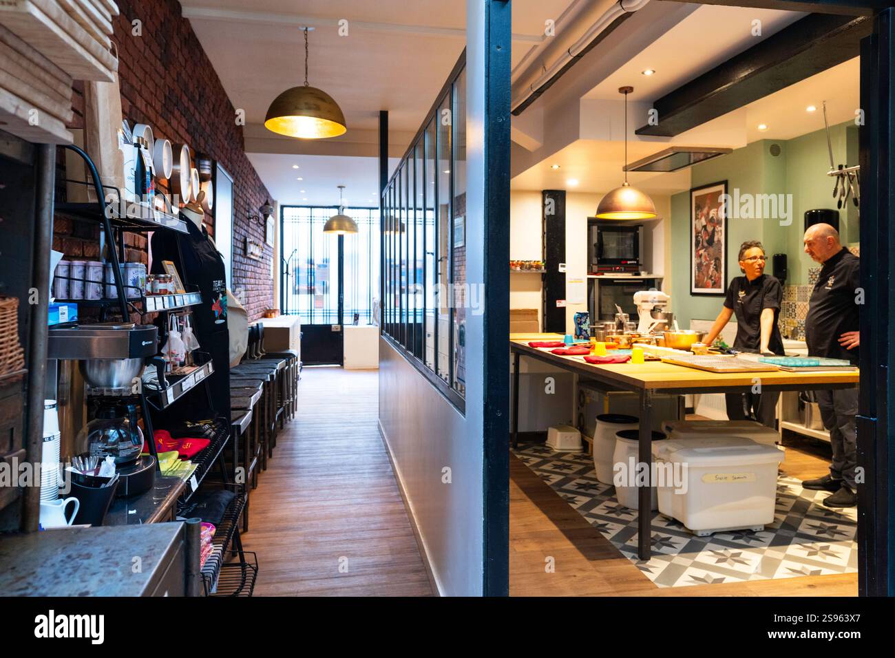 Küchenchefs bereiten sich auf einen Schokoladen-Kochkurs in Montmarte, Paris, Frankreich vor Stockfoto
