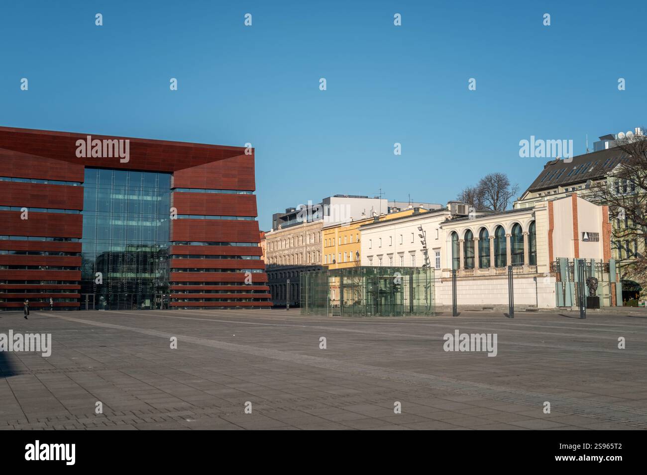 Das nationale Musikforum und das Theater Henryk Tomaszewski Museum in Breslau an einem Wintermorgen, mit klarem blauen Himmel und leeren öffentlichen Platz. Stockfoto