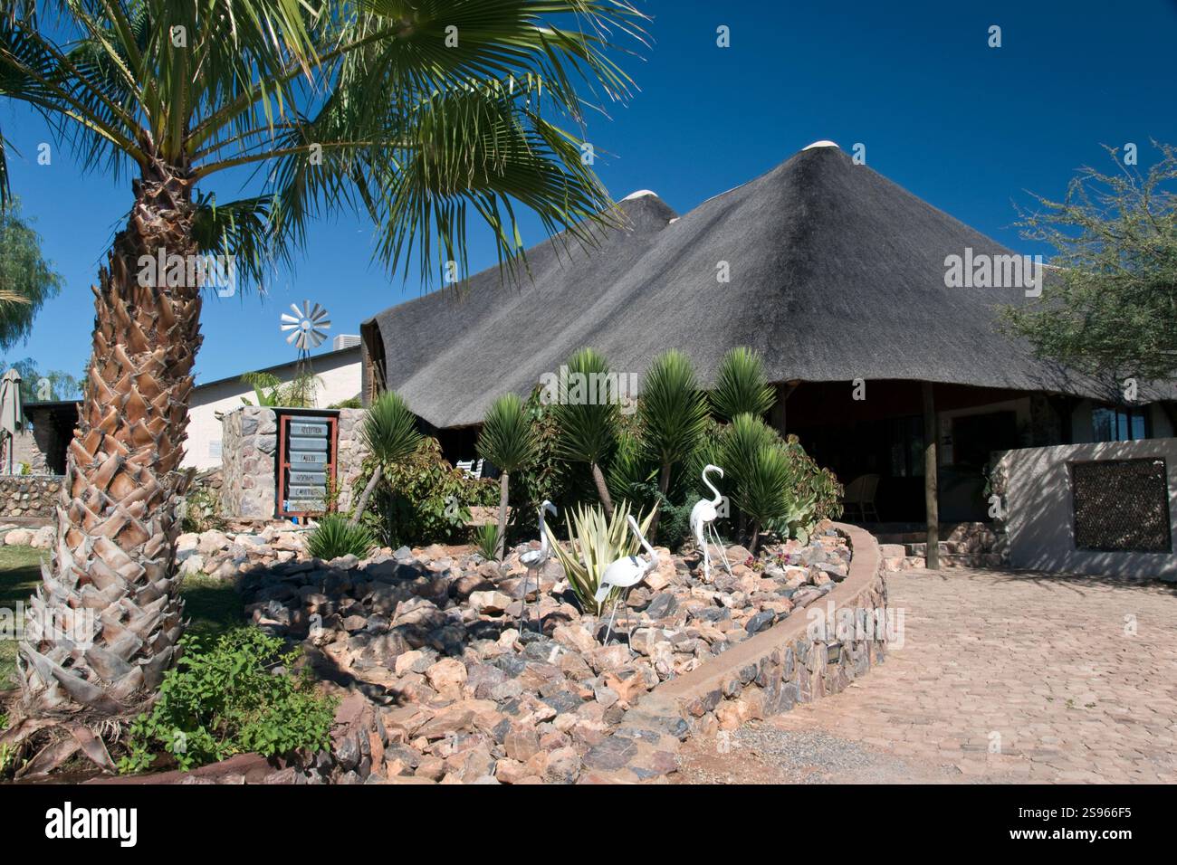 Die Etotongwe Lodge in Outjo, Kunene Region, ist das Tor zum Etosha Nationalpark in Namibia. Stockfoto