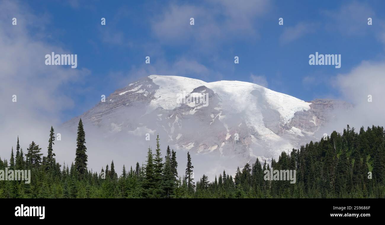 Washington State, Mount Rainier National Park. Schneebedeckter Mount Rainer mit Wolken, Blick vom Paradise Valley Stockfoto