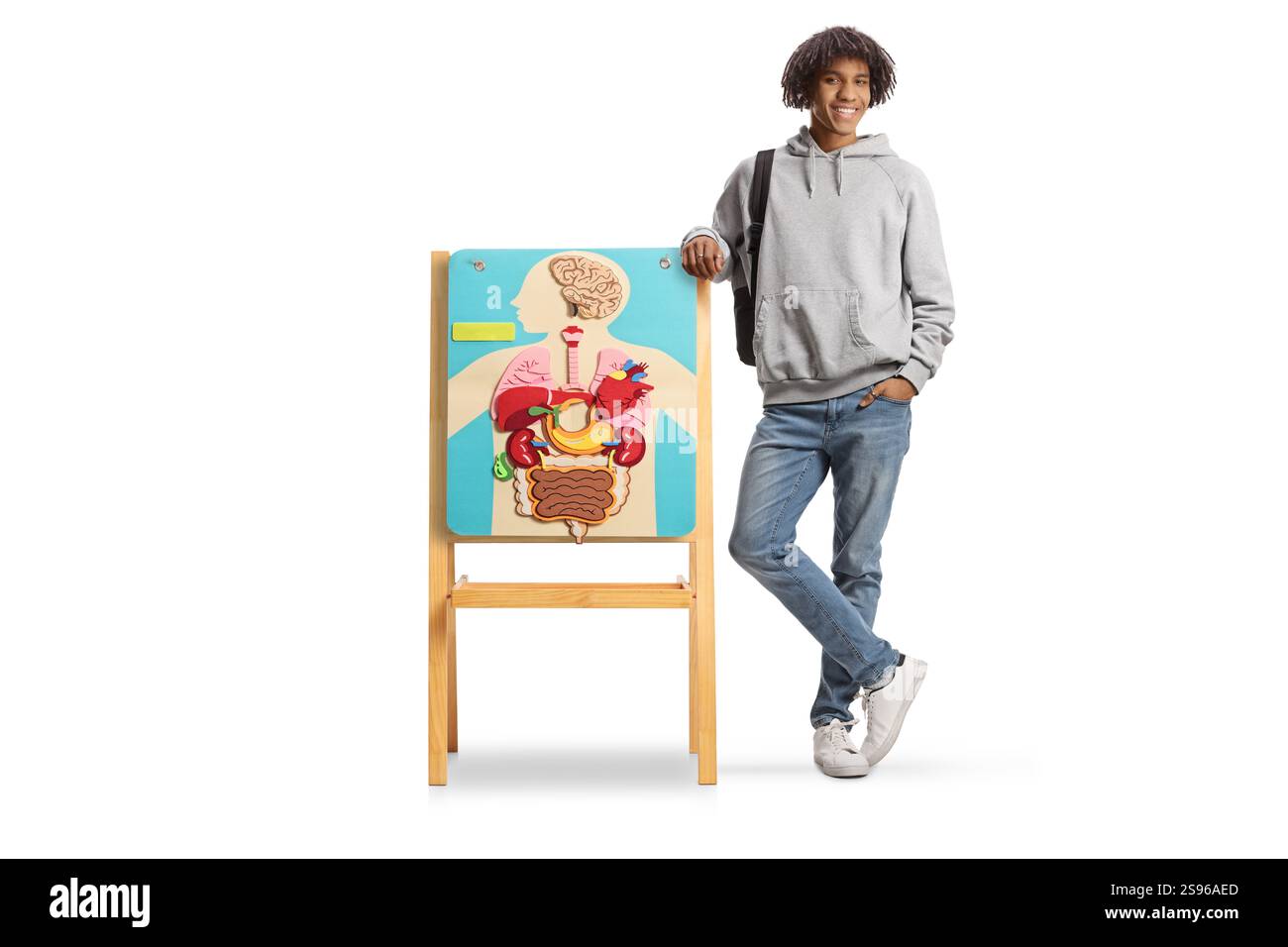 afroamerikanischer Student, der sich auf ein Brett stützt, mit menschlichem Körper und Organen isoliert auf weißem Hintergrund Stockfoto