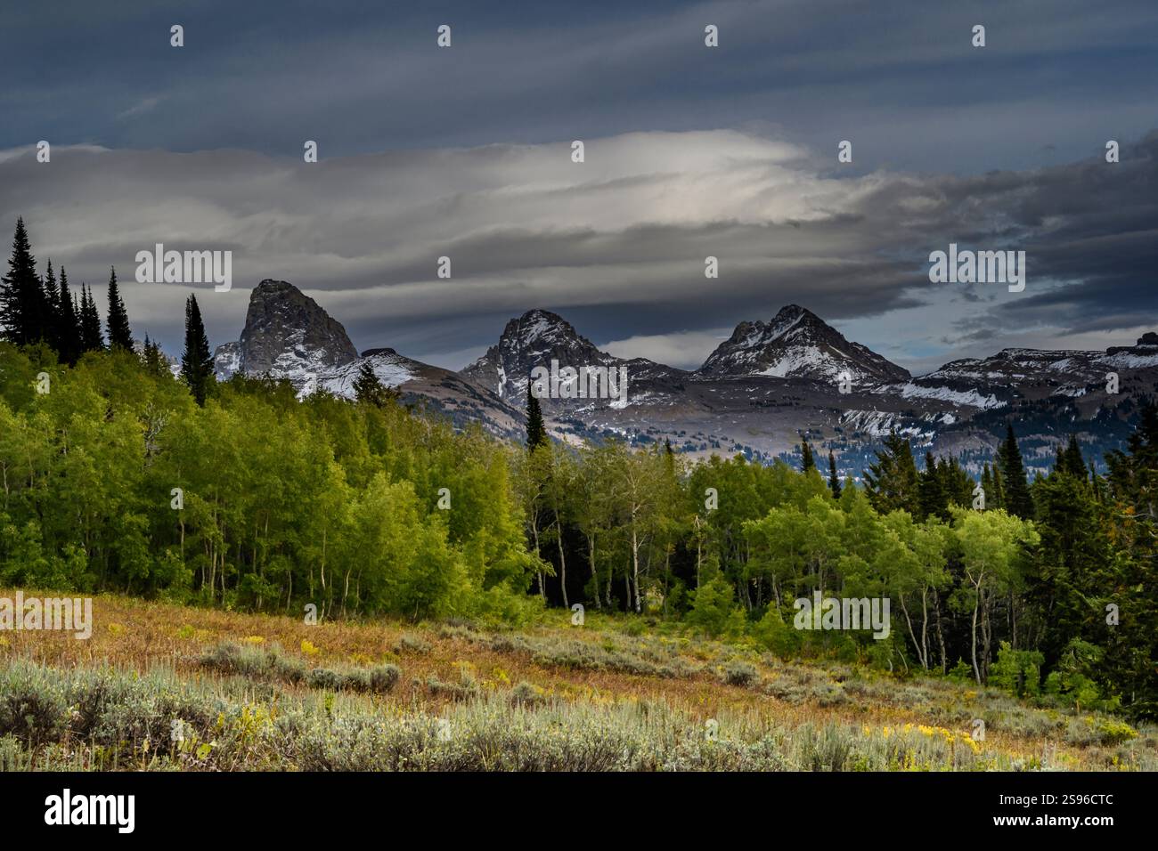 USA, Wyoming. Herbstlandschaft von Grand, Middle und South Teton aus dem Westen. Stockfoto