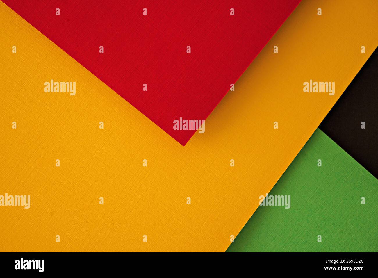 Abstrakter geometrischer schwarzer, roter, gelber, grüner Hintergrund. Farbenfroher Hintergrund für Papercut-Layout Stockfoto