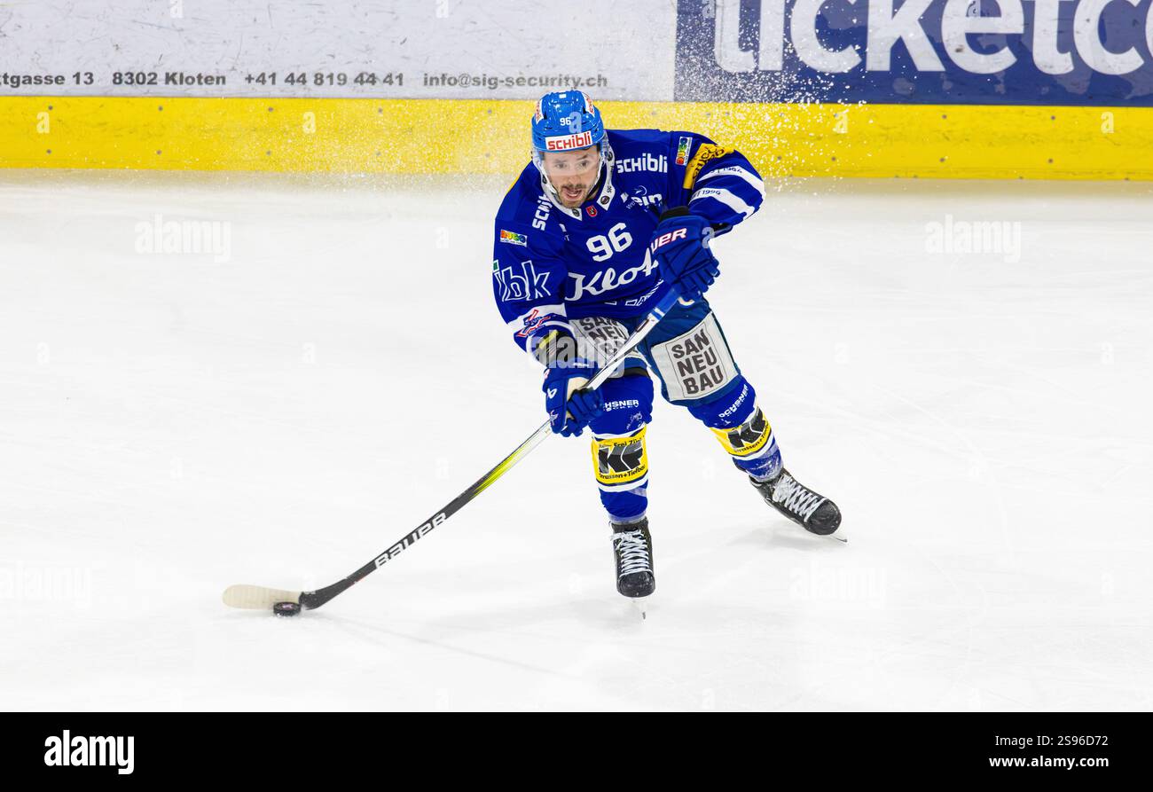 Kloten, Schweiz, 24. Januar 2025: EHC Kloten Stürmer #96 Jayce Hawryluk mit dem Puck in seinem ersten Spiel für seinen neuen Verein. (Foto: Andreas Haas/dieBildmanufaktur) Credit: DieBildmanufaktur/Alamy Live News Stockfoto