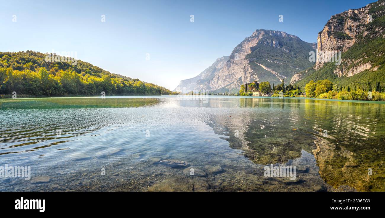 Lake Toblino oder Tobliner sehen Sie den pnoraminischen Blick, Castel Toblino und die Reflexion des Berges. Madruzzen, Provinz Trient, Region Trentino Südtirol, I Stockfoto
