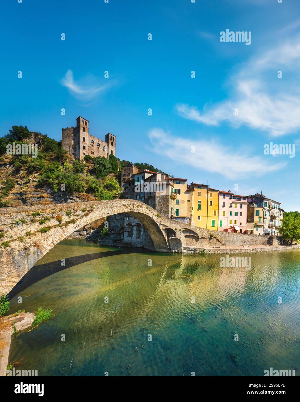 Alte Brücke und Schloss in Dolceacqua. Die mittelalterliche Brücke wurde von Claude Monet gemalt, Doria Castle im Hintergrund. Riviera di Ponente, Provinz Stockfoto