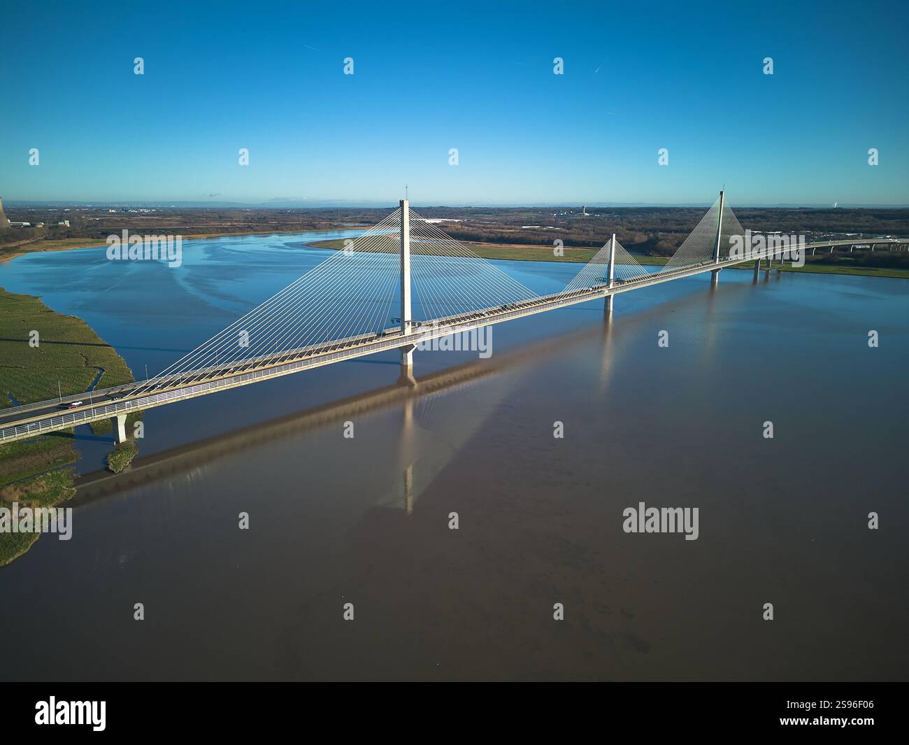 Luftaufnahme der Mersey Gateway Bridge, Großbritannien Stockfoto