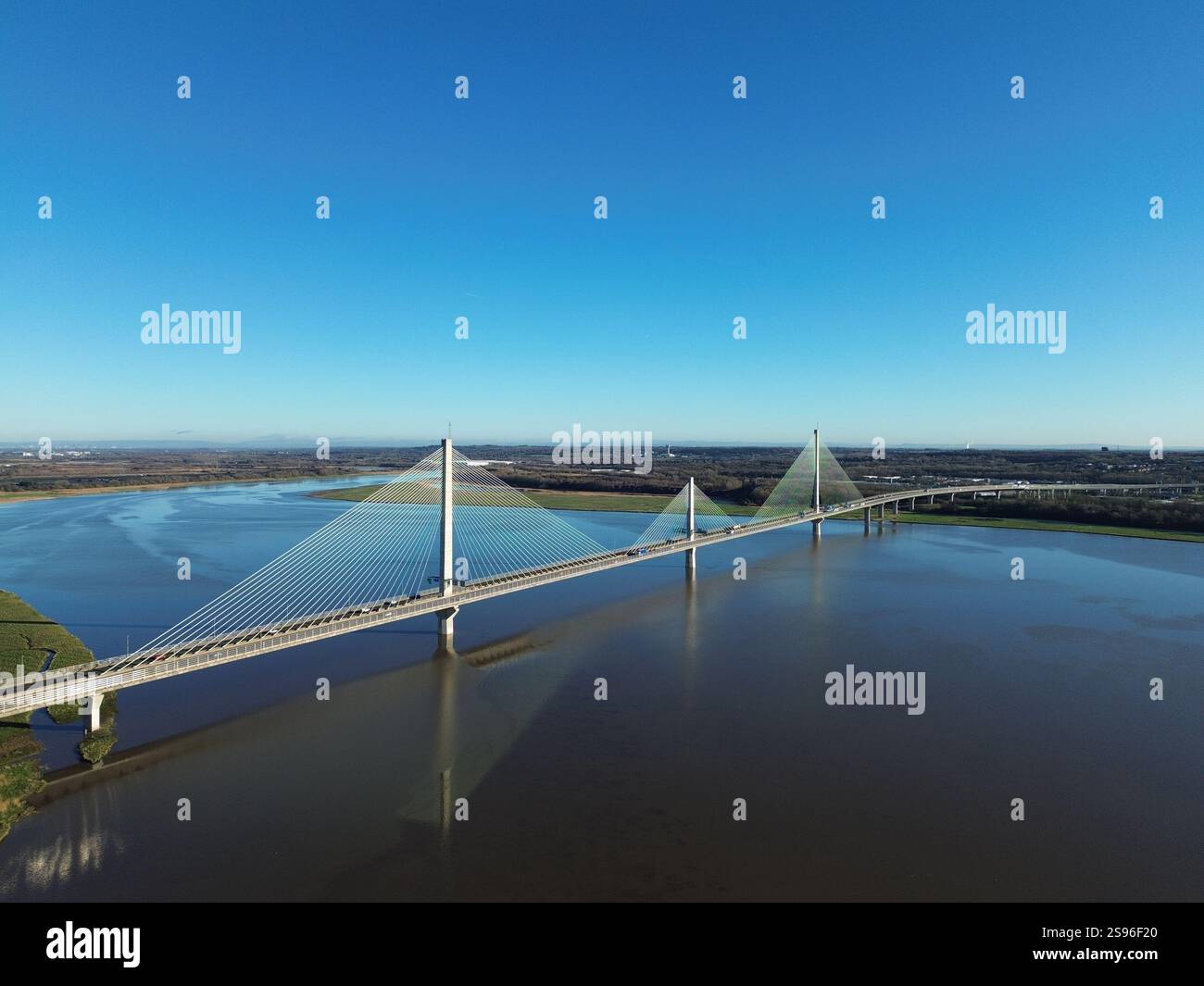 Luftaufnahme der Mersey Gateway Bridge, Großbritannien Stockfoto