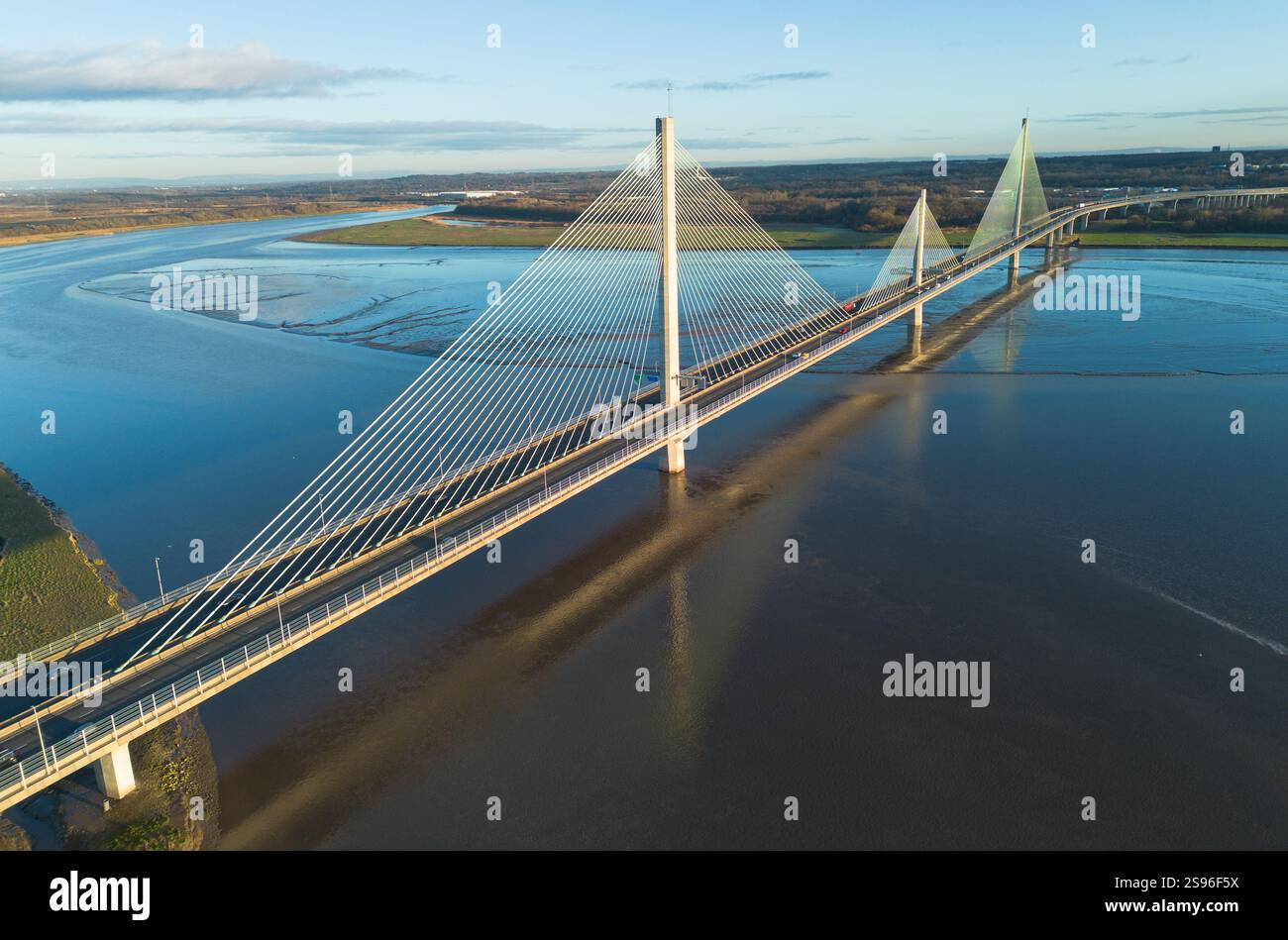 Luftaufnahme der Mersey Gateway Bridge, Großbritannien Stockfoto