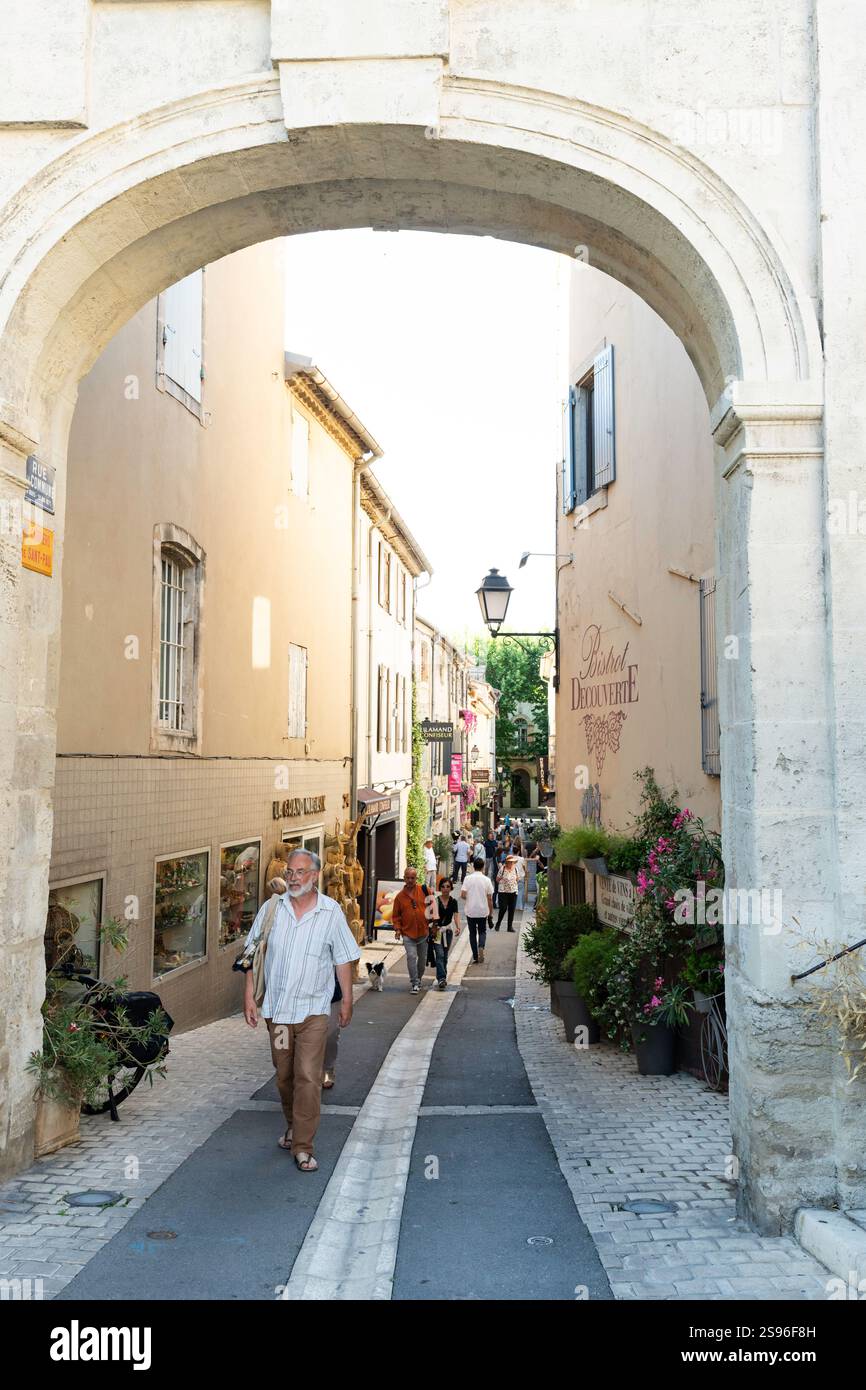 Touristen kaufen in der Fußgängerzone in St. Remy, Provence, Frankreich Stockfoto
