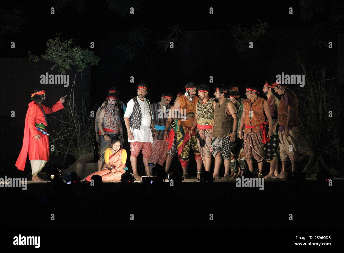 Bühnenaufführung von Rabindranath Tagore Balmiki Pratibha, in der sage Valmiki, Autor des Ramayana, in einem dramatischen Open-Air-Tanzdrama dargestellt wird Stockfoto