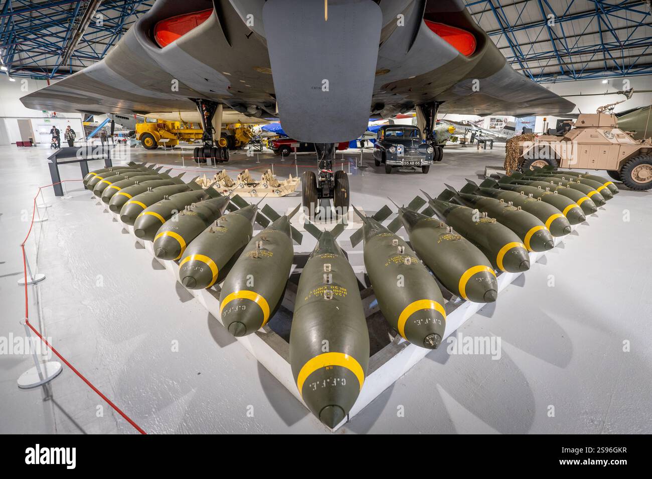 Royal Air Force Museum, London - Bomben stehen unter Avro Vulcan Stockfoto
