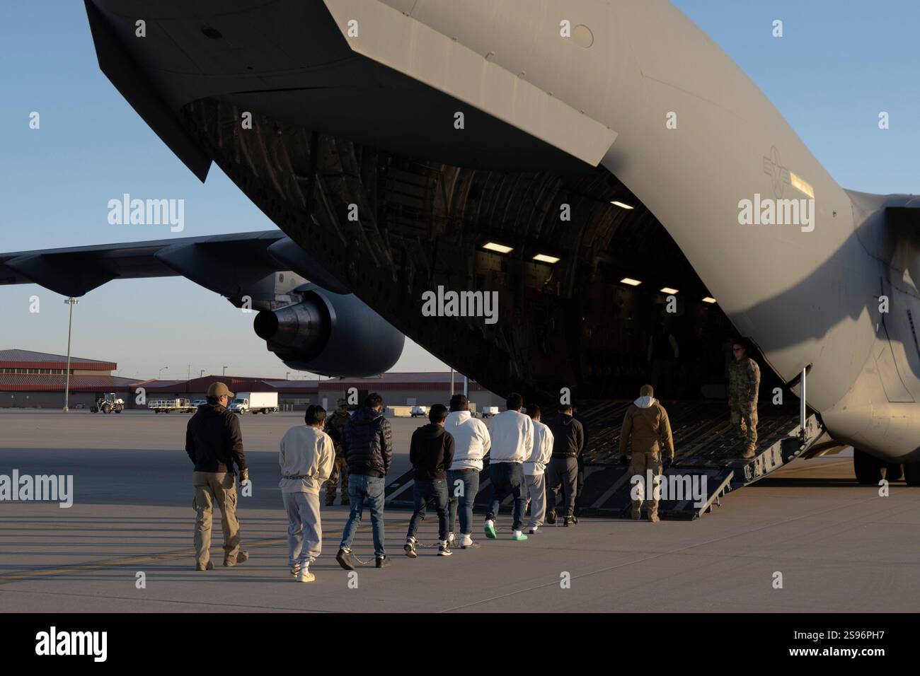 US-Zoll- und Grenzschutzbeamte leiten eine Gruppe illegaler Ausländer an Bord eines C-17 Globemaster III-Flugzeugs, das dem 60. Air Mobility Wing zugewiesen wurde, um am Donnerstag, den 23. Januar 2025, in Fort Bliss, Texas, zu einem Rückzugsflug zu kommen. Unter der Leitung des U.S. Northern Command unterstützt das U.S. Transportation Command Flüge zur Abfertigung von Einwanderungs- und Zollbehörden durch militärische Luftbrücke. Foto veröffentlicht vom US-Verteidigungsministerium Armeesegent 1. Klasse Nicholas J. de La Pena. UPI Stockfoto