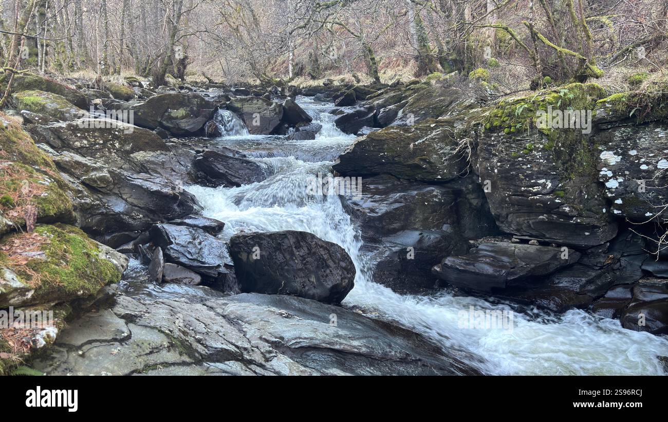 Die Birks of Aberfeldy Famous Walk entlang Moness Burn, wo Robert Burns 1787 sein schottisches Liebeslied schrieb. Touristenziel und natürliche Lage - Smartphone-aufgenommenes Stockfoto