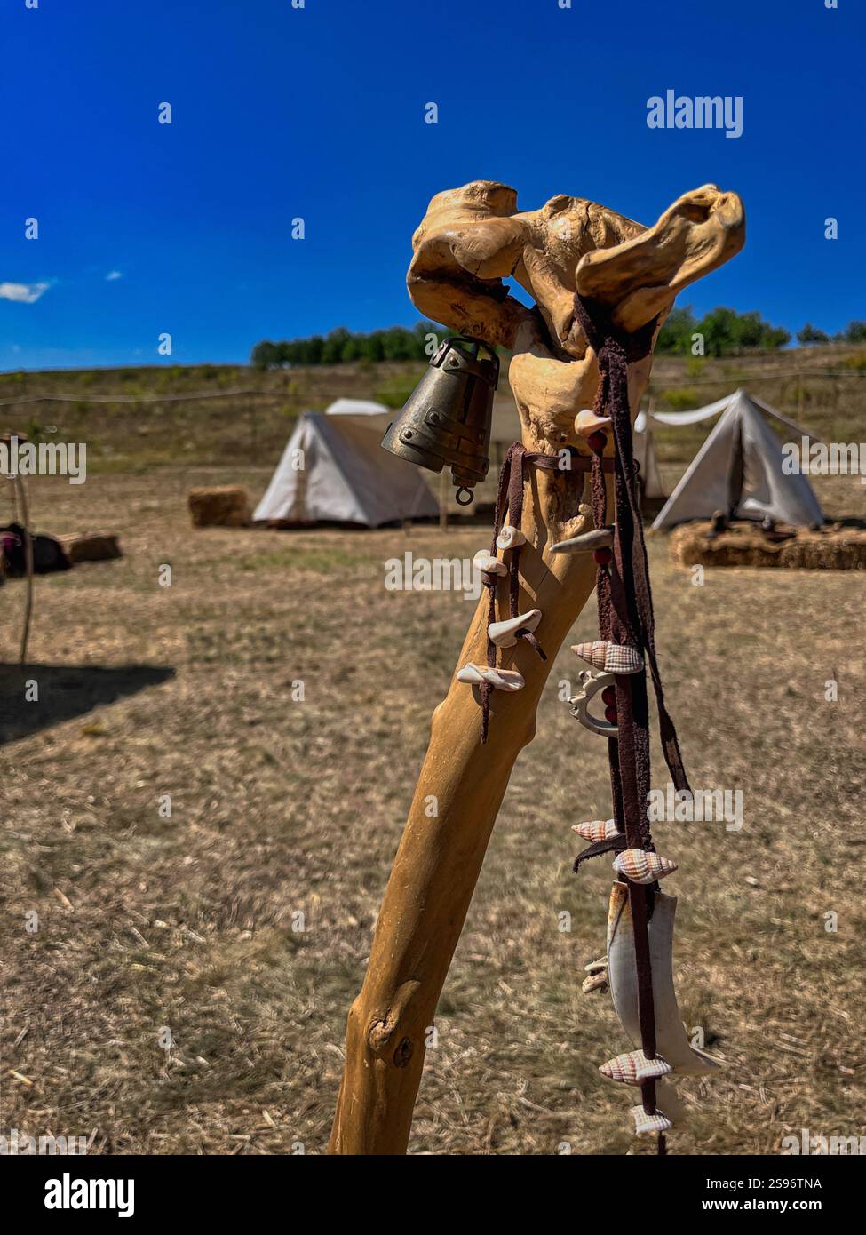 Rustikales Personal mit Glocken- und Muschelschmuck im historischen Reenactment Camp - Smartphone-aufgenommenes Stockfoto
