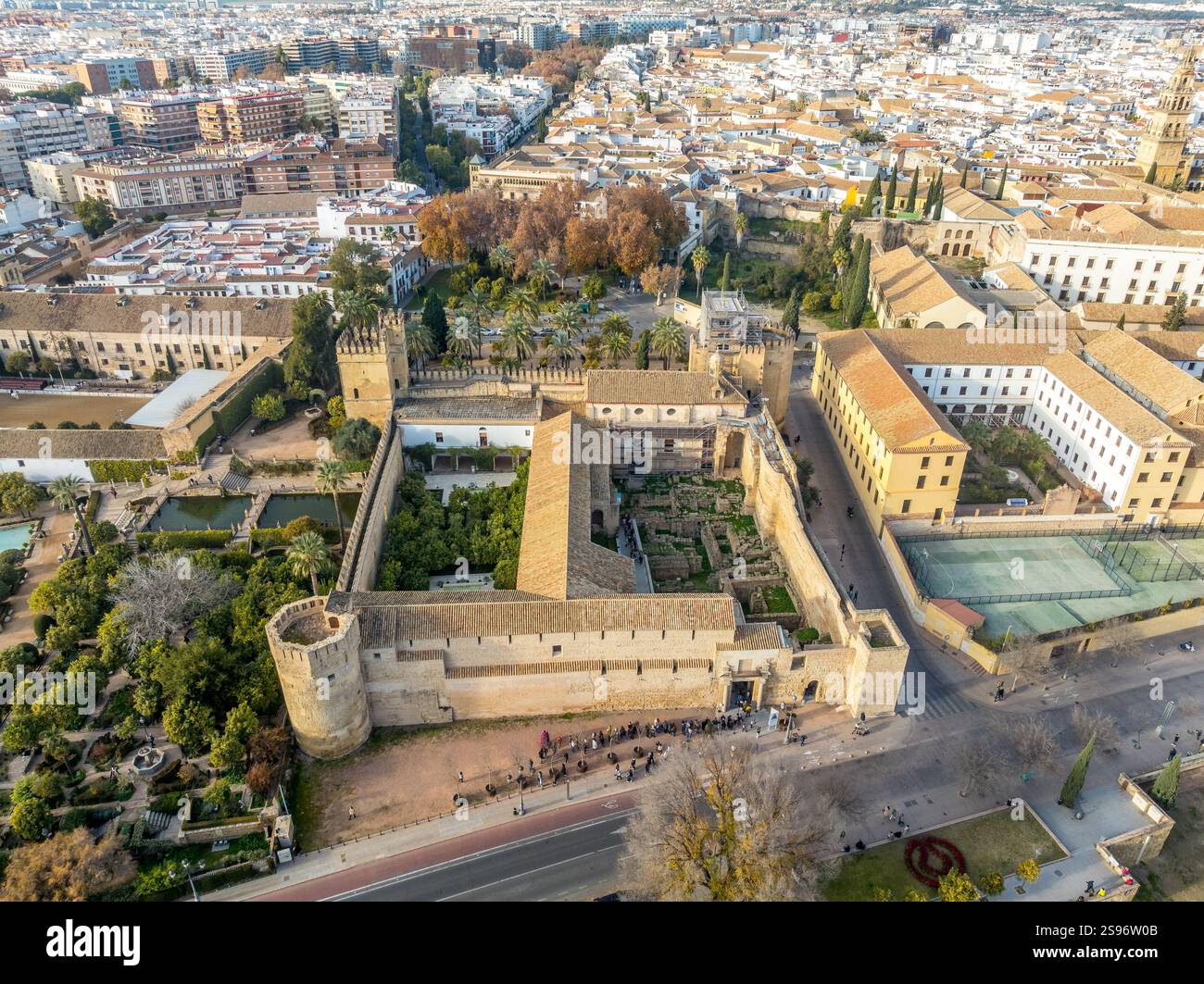Luftaufnahme von Alcazar von Cordoba. Palast im Mudéjar-Stil der 1300er Jahre mit Terrassengärten, römischen Mosaiken und gotischen Türmen für Panoramablick. Stockfoto