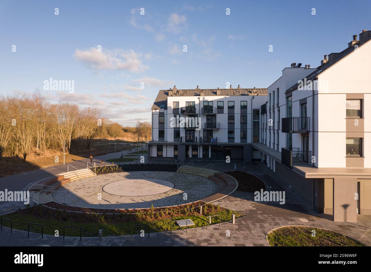Moderner Wohnkomplex mit Central Plaza Stockfoto