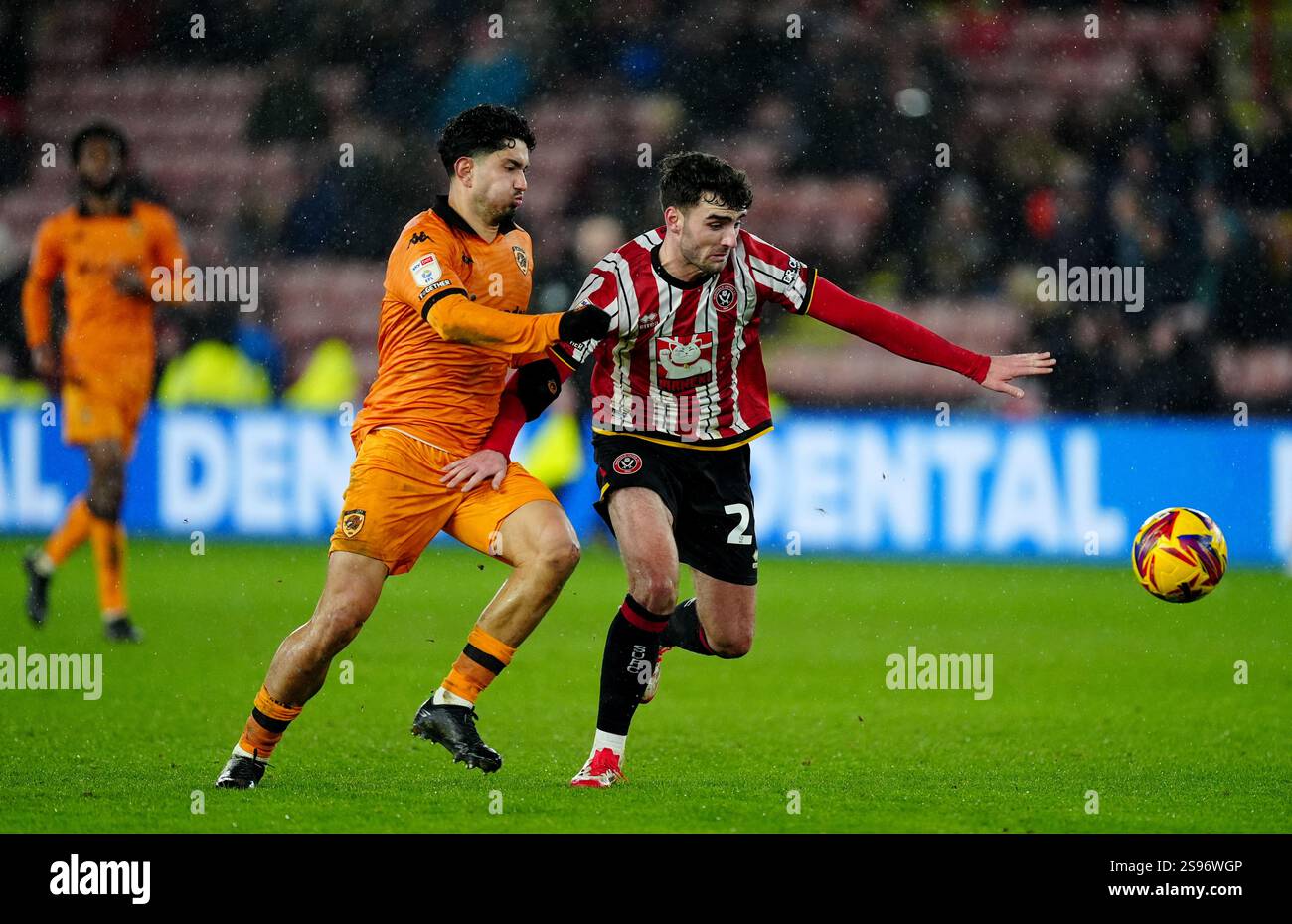 Thomas Cannon (rechts) von Sheffield United und Oscar Estupinan (links) von Hull City kämpfen um den Ball während des Sky Bet Championship-Spiels in der Bramall Lane, Sheffield. Bilddatum: Freitag, 24. Januar 2025. Stockfoto