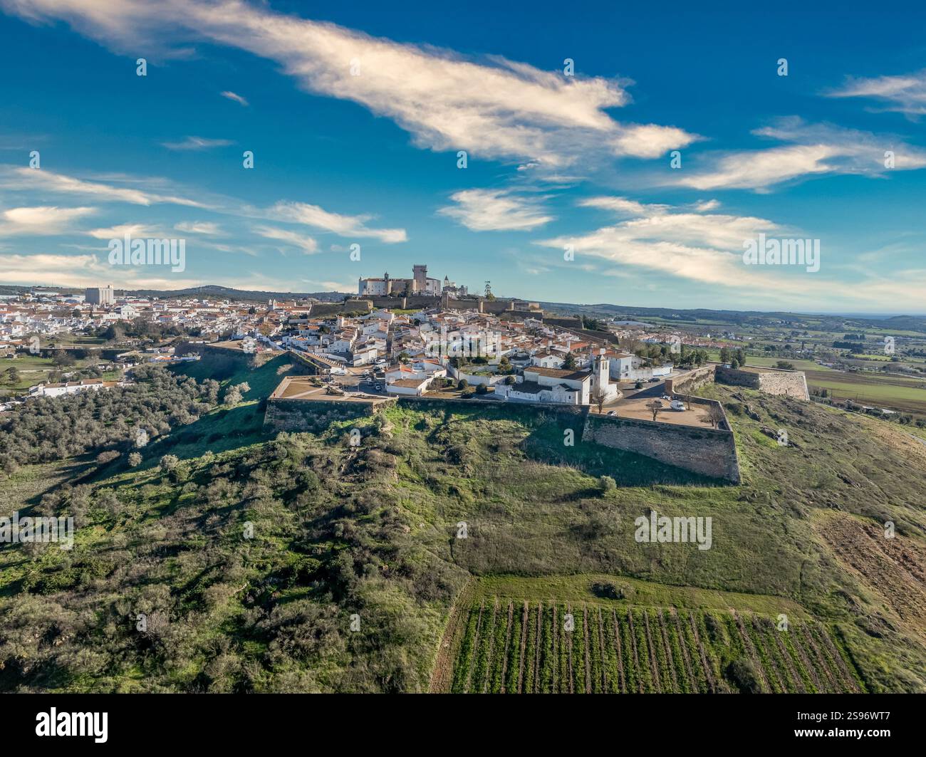 Aus der Vogelperspektive auf die Burg von Estremoz in Portugal, dominiert von einem quadratischen Donjon aus weißem Marmor, umgeben von vier Toren, Bastionen, Schluchten und Stockfoto