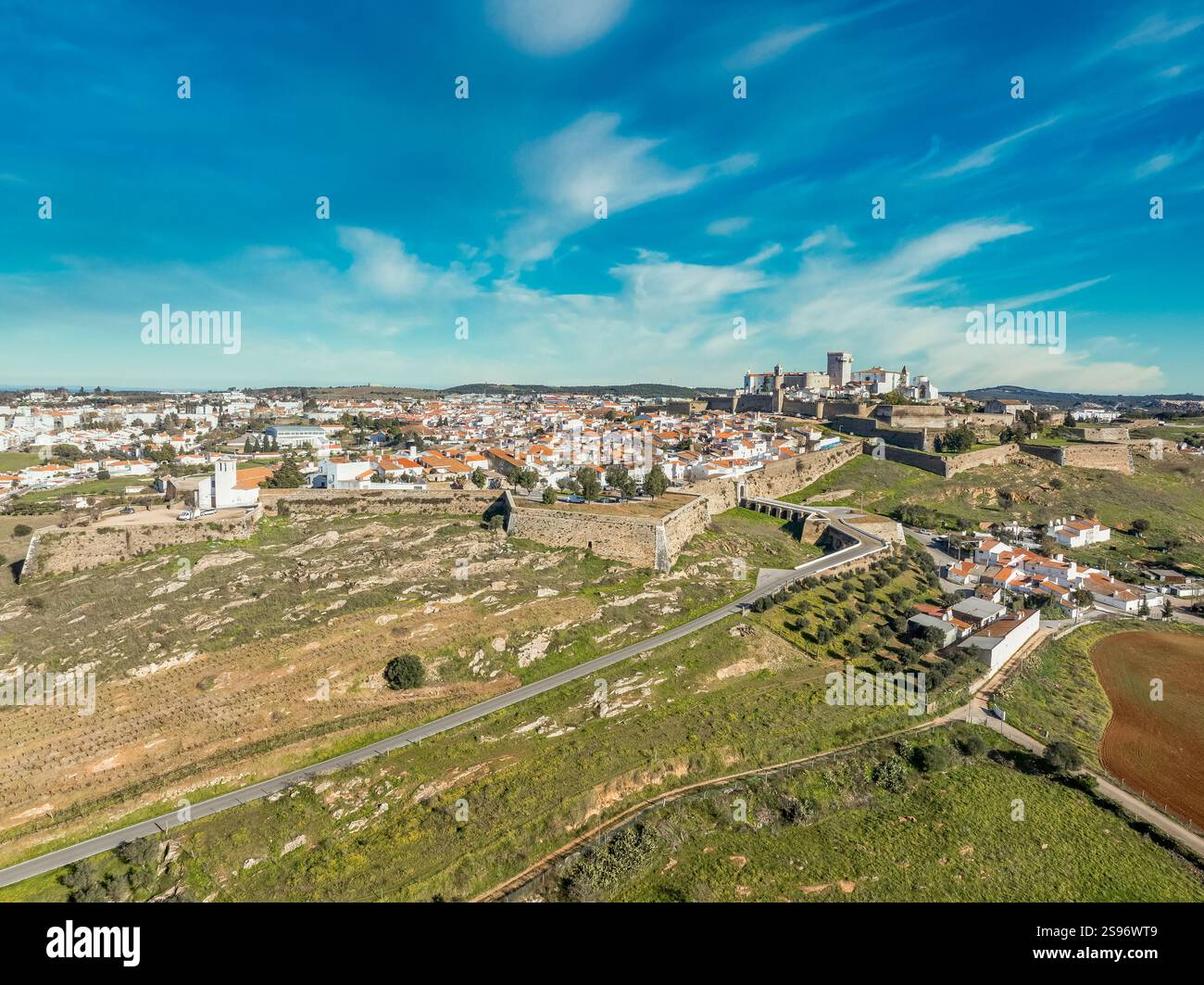 Aus der Vogelperspektive auf die Burg von Estremoz in Portugal, dominiert von einem quadratischen Donjon aus weißem Marmor, umgeben von vier Toren, Bastionen, Schluchten und Stockfoto