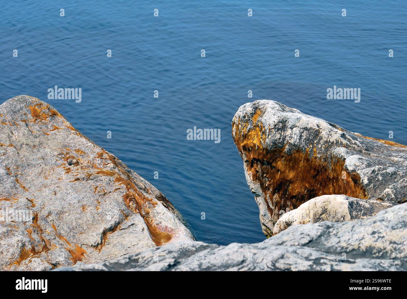 Steinklippen mit Blick auf den großen See Stockfoto