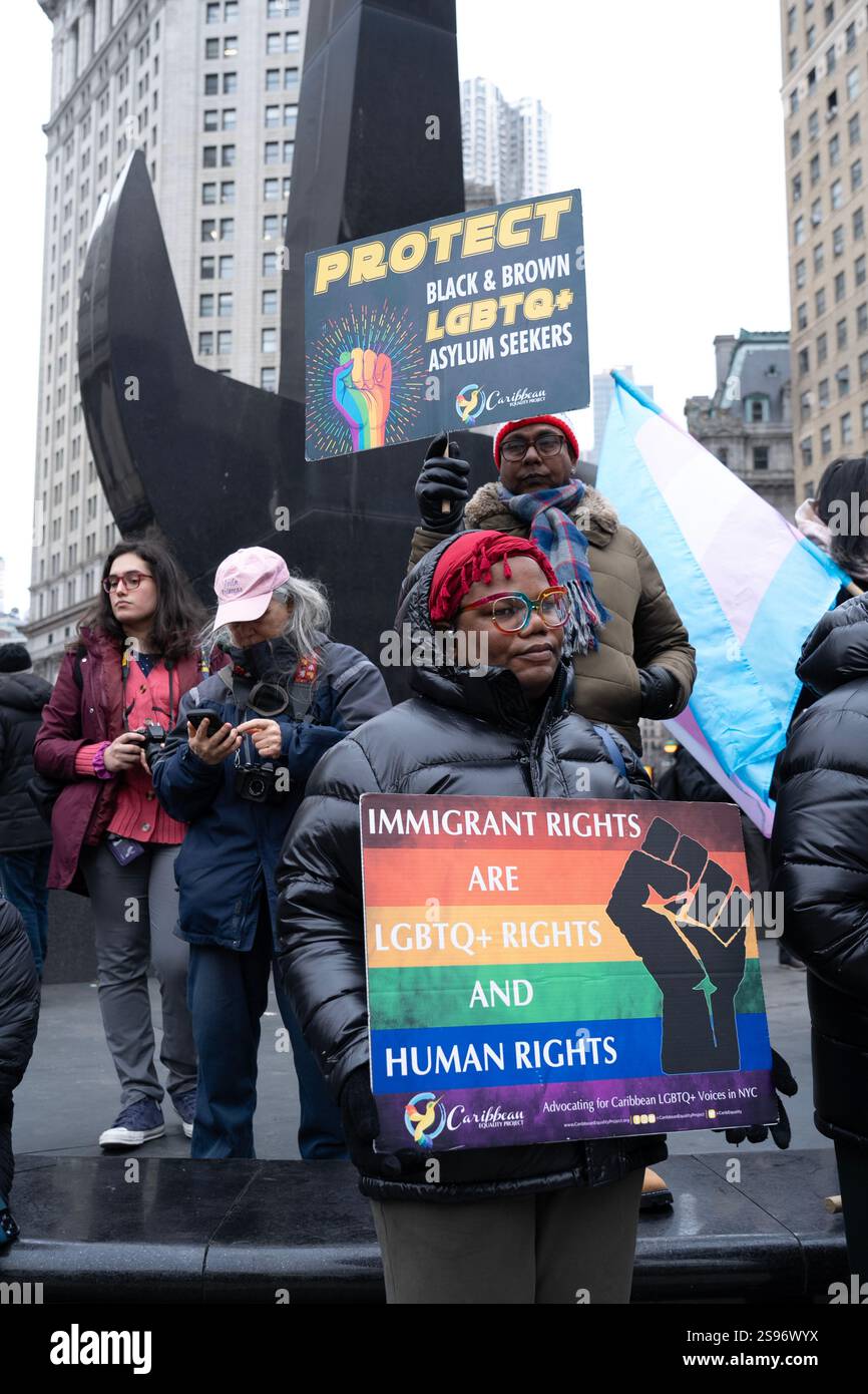 Gerade einmal 1.000 Menschen versammelten sich in Lower Manhattan im Rahmen des umbenannten Frauenmarsches, der jetzt als "Volksmarsch" bezeichnet wird, um gegen die Amtseinführung des designierten Präsidenten Donald Trump zu protestieren – ein weit entfernter Schrei von den geschätzten 200.000, die 2017 für die historische Kundgebung nach Midtown strömten. Am Foley Square, New York City. Demonstranten sprechen sich gegen viele der neuen amerikanischen Politik von Präsident Trumps aus. Stockfoto