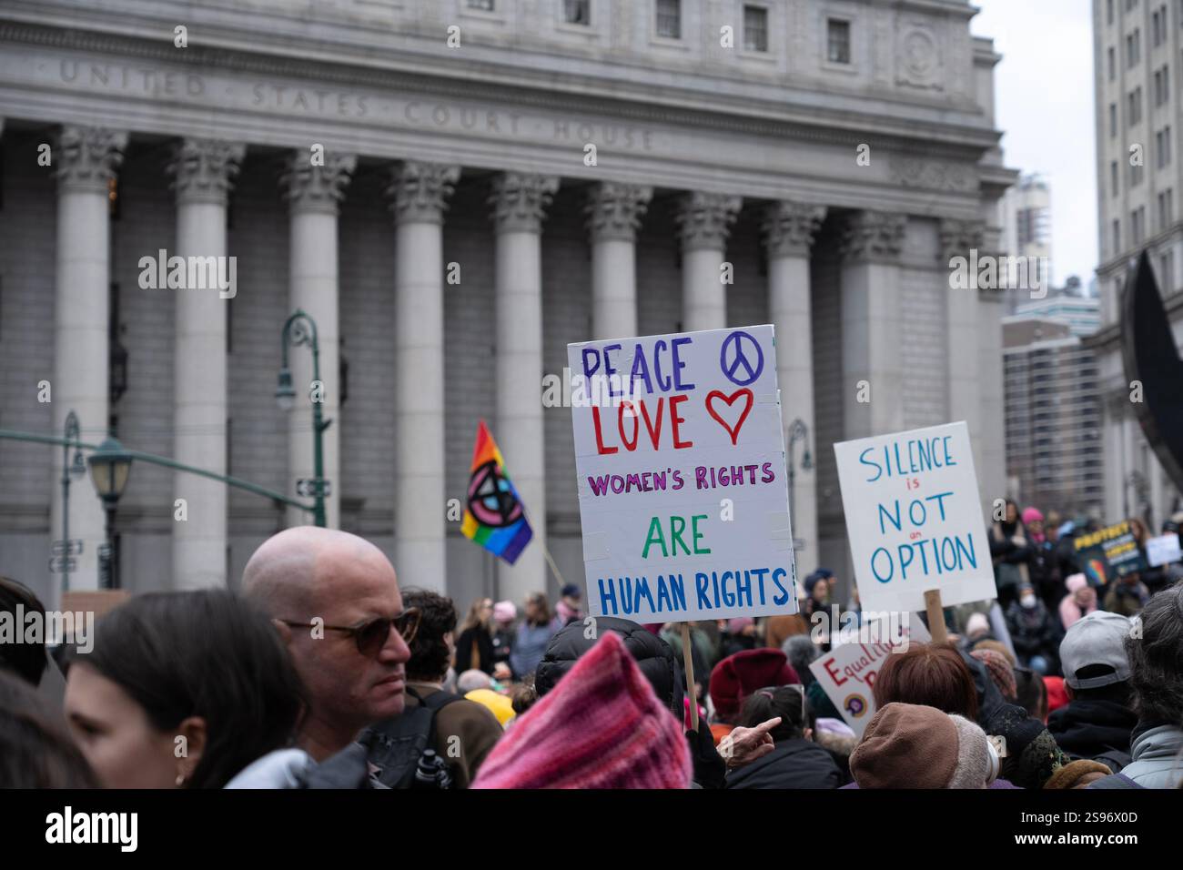 Gerade einmal 1.000 Menschen versammelten sich in Lower Manhattan im Rahmen des umbenannten Frauenmarsches, der jetzt als "Volksmarsch" bezeichnet wird, um gegen die Amtseinführung des designierten Präsidenten Donald Trump zu protestieren – ein weit entfernter Schrei von den geschätzten 200.000, die 2017 für die historische Kundgebung nach Midtown strömten. Am Foley Square, New York City. Demonstranten sprechen sich gegen viele der neuen amerikanischen Politik von Präsident Trumps aus. Stockfoto