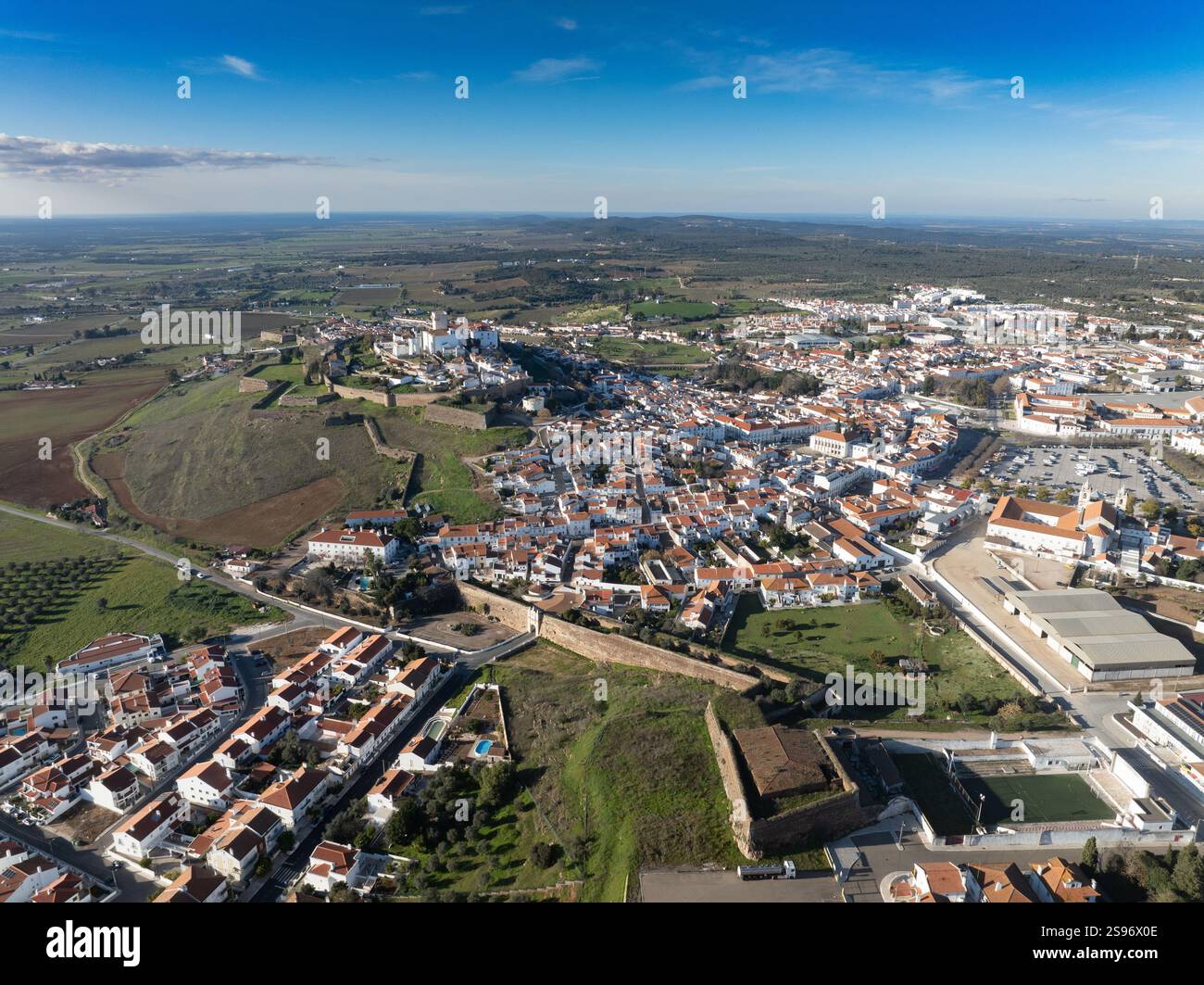 Aus der Vogelperspektive auf die Burg von Estremoz in Portugal, dominiert von einem quadratischen Donjon aus weißem Marmor, umgeben von vier Toren, Bastionen, Schluchten und Stockfoto