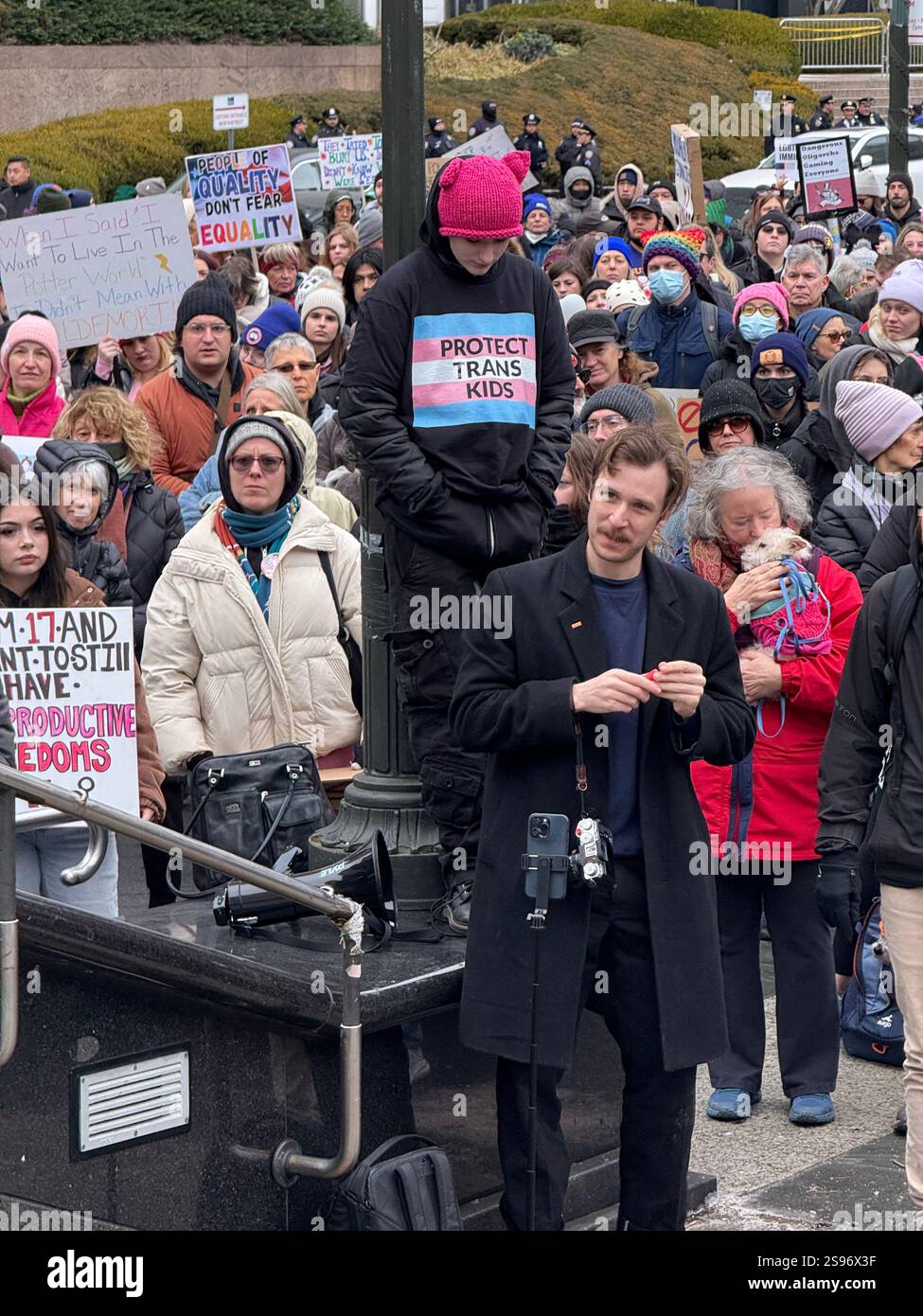 Gerade einmal 1.000 Menschen versammelten sich in Lower Manhattan im Rahmen des umbenannten Frauenmarsches, um gegen die Amtseinführung des designierten Präsidenten Donald Trump zu protestieren – ein Schrei von den geschätzten 200.000, die 2017 zur historischen Kundgebung nach Midtown strömten. Stockfoto