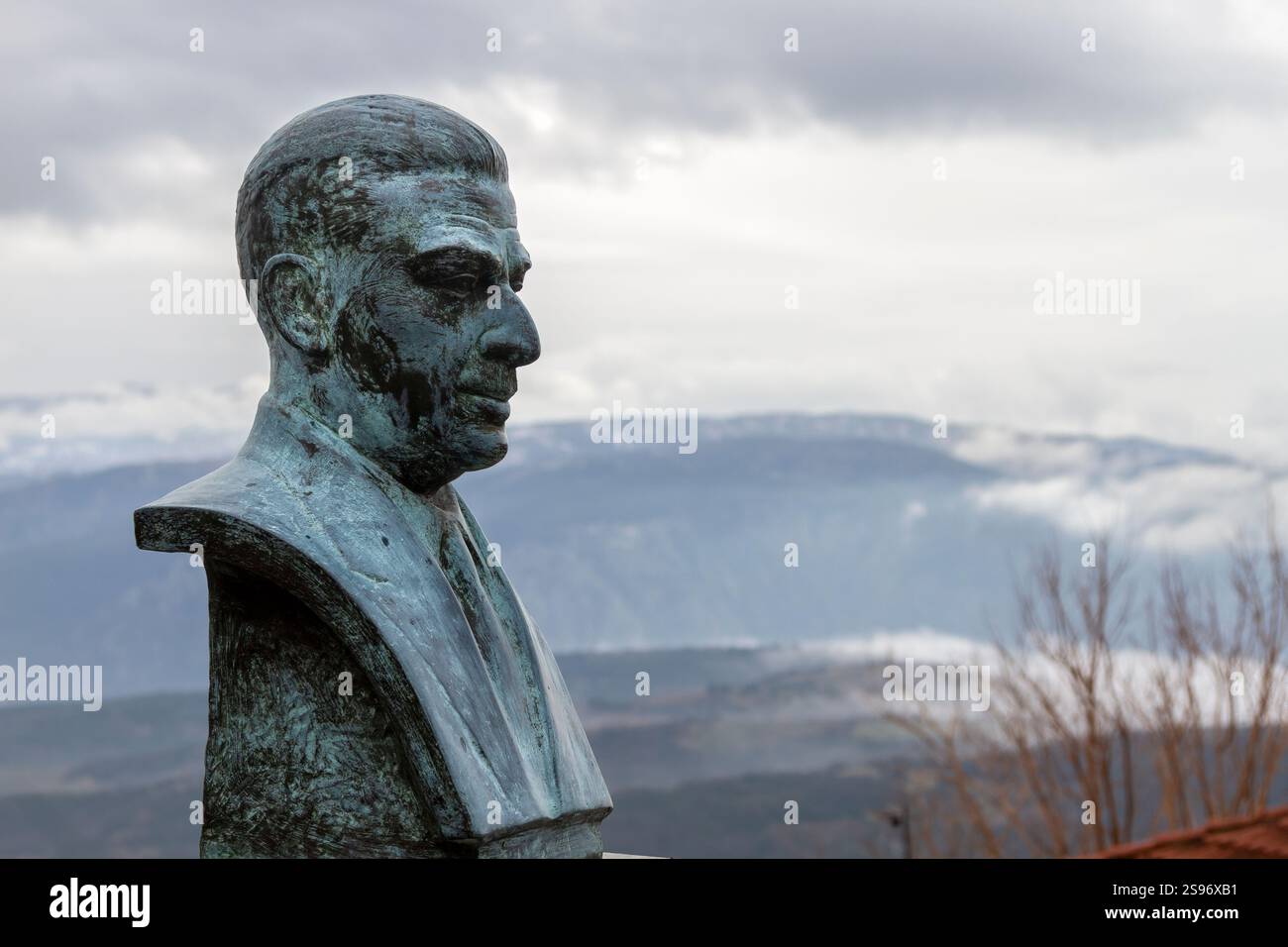 Büste des Autors M. Karagatsis im Dorf Rapsani in der Nähe der Stadt Larissa, Griechenland, zu Ehren des geschätzten Schriftstellers, der in der ersten Hälfte des 20. Jahrhunderts schuf Stockfoto