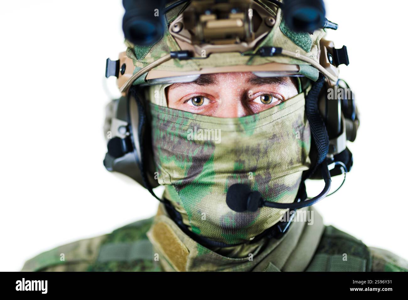 Nahaufnahme eines Militärsoldaten mit fortschrittlicher taktischer Ausrüstung, einschließlich Helm und Gesichtsmaske, für Kommunikations- und Tarnzwecke Stockfoto