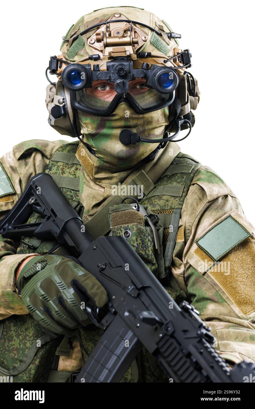 Ein Soldat in fortschrittlicher taktischer Rüstung, bewaffnet und ausgestattet mit moderner militärischer Ausrüstung und Technologie, hält ein Gewehr mit fokussiertem Demeano Stockfoto
