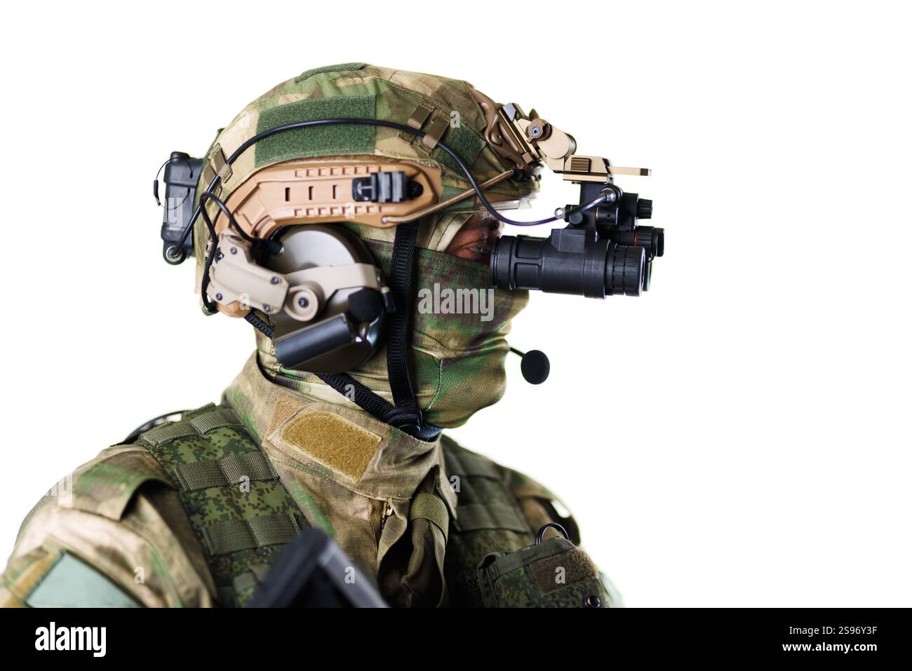 Profilansicht eines Soldaten, der Tarnkleidung, fortschrittliche taktische Ausrüstung und Nachtsichtgeräte trägt, die häufig in modernen Kampfhandlungen oder Aufklärungsmanövern verwendet werden Stockfoto